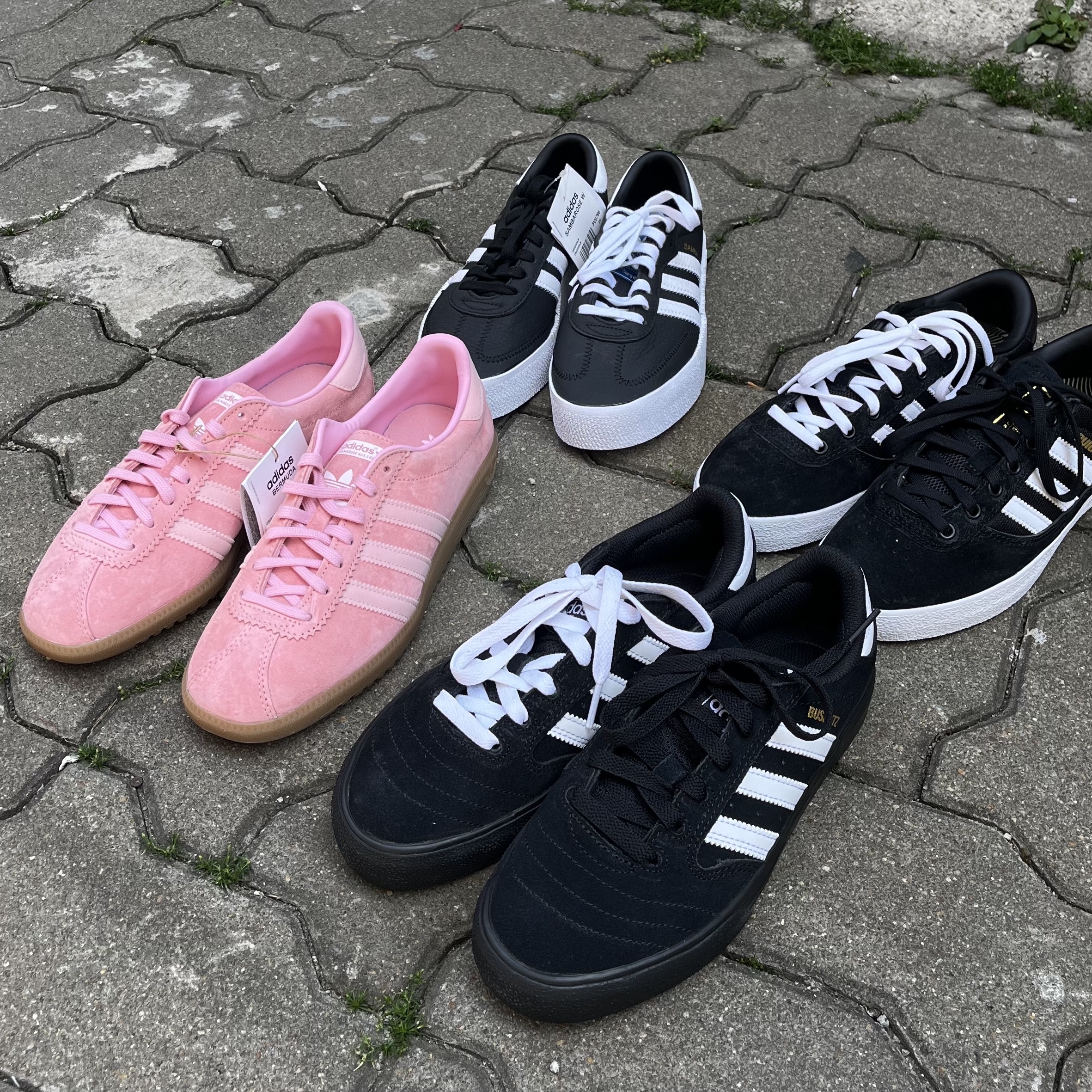 Adidas Bermuda Glow Pink, Adidas Busenitz Vulc 2 Core Black 착용 스타일