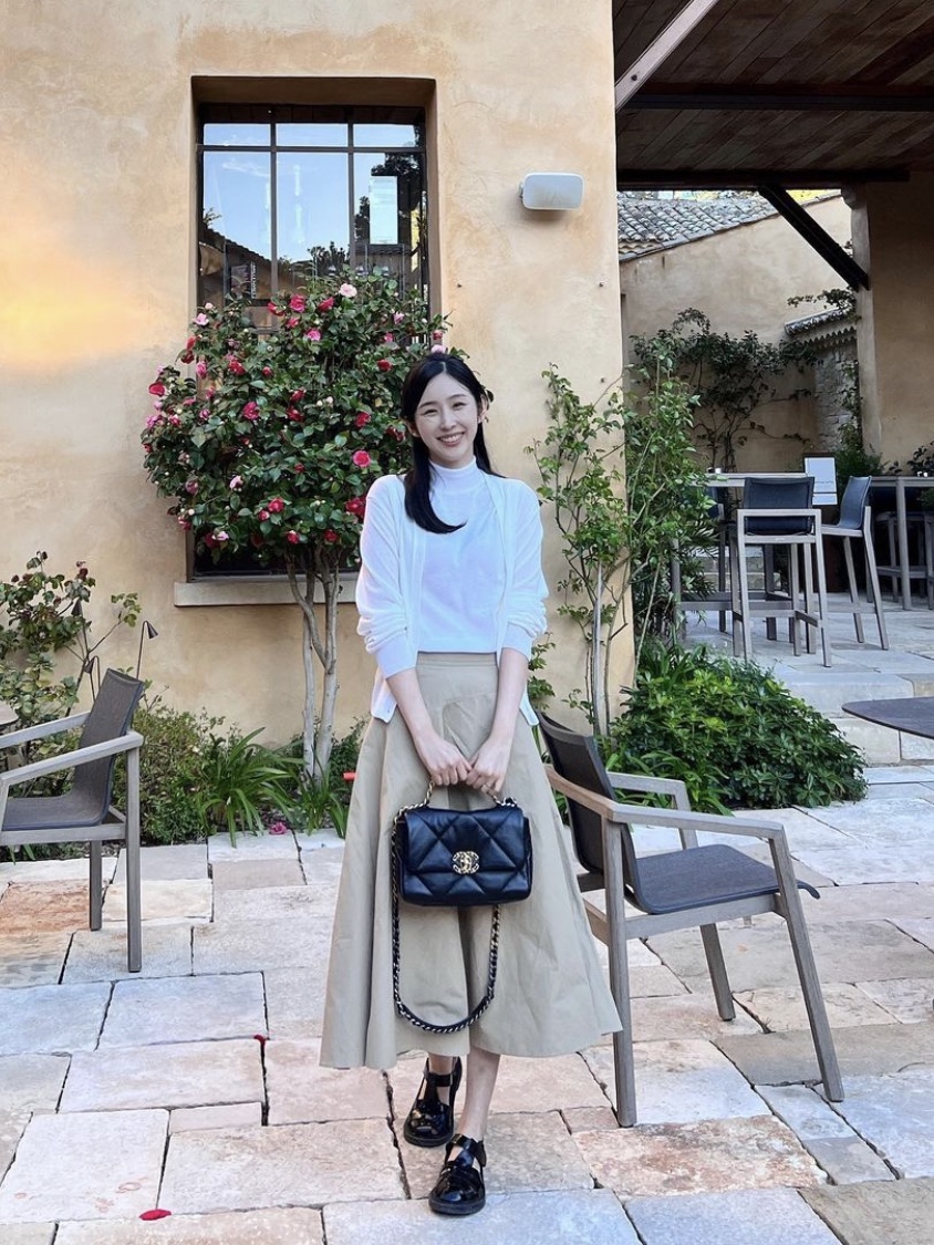 Chanel Medium 19 Handbag Lambskin & Gold Black 착용 스타일 - 2