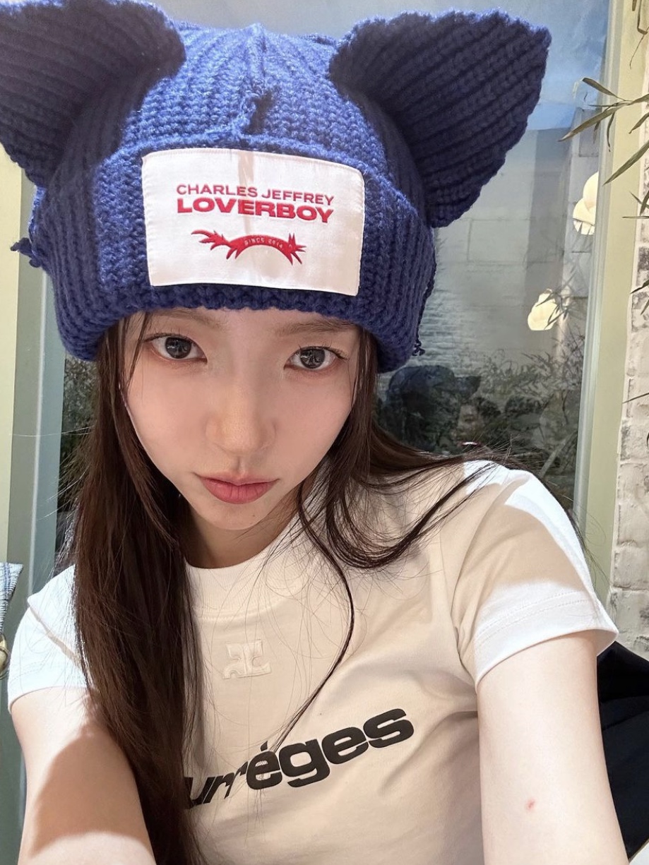 (W) Courreges Printed T-Shirt White 착용 스타일 - 3