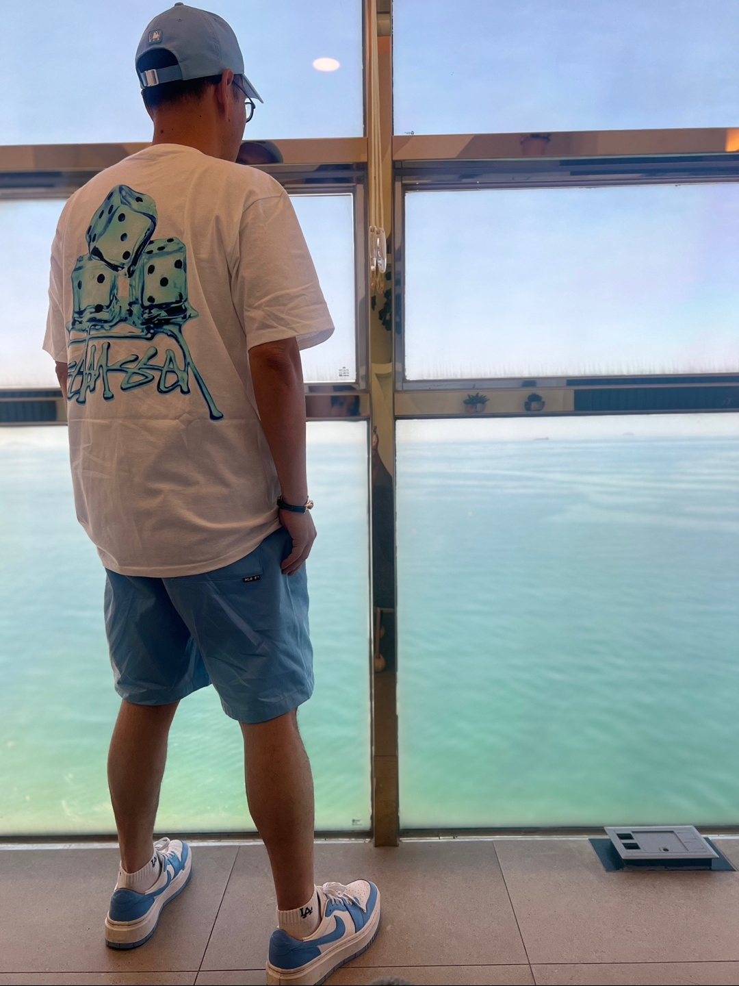 Stussy Melted T-Shirt White, (W) Jordan 1 Elevate Low SE University Blue 착용 스타일 - 4