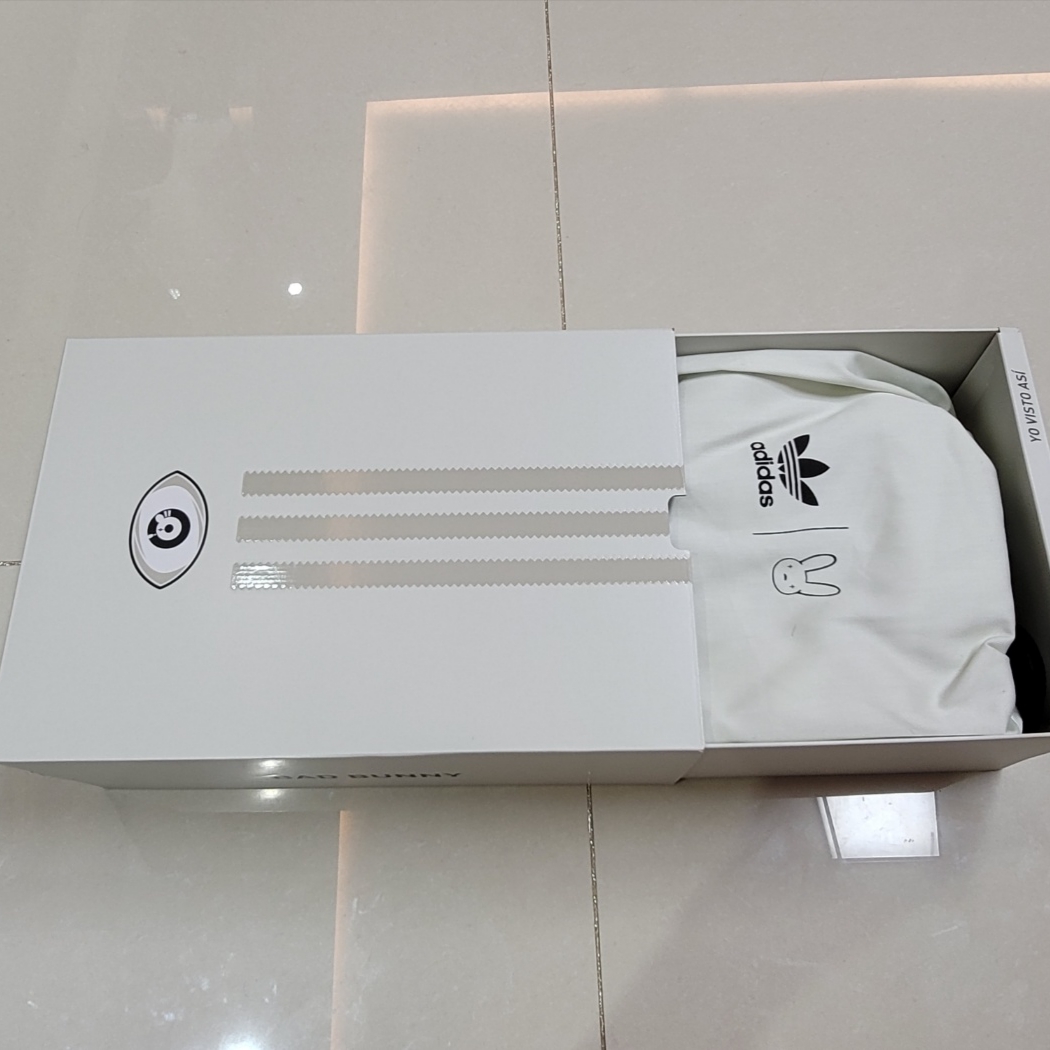 Adidas x Bad Bunny Campus Light Cloud White 착용 스타일 - 1