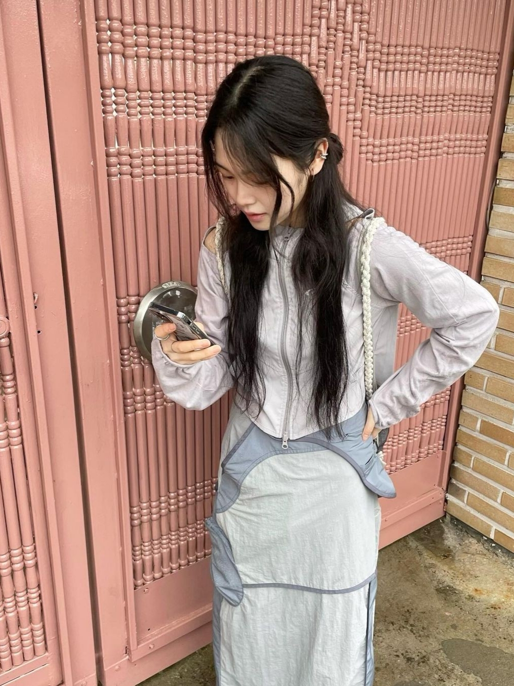 Art Of Field Off The Shoulder Hooded Jacket Light Gray, Art Of Field Flap Pocket Long Skirt Blue 착용 스타일 - 1