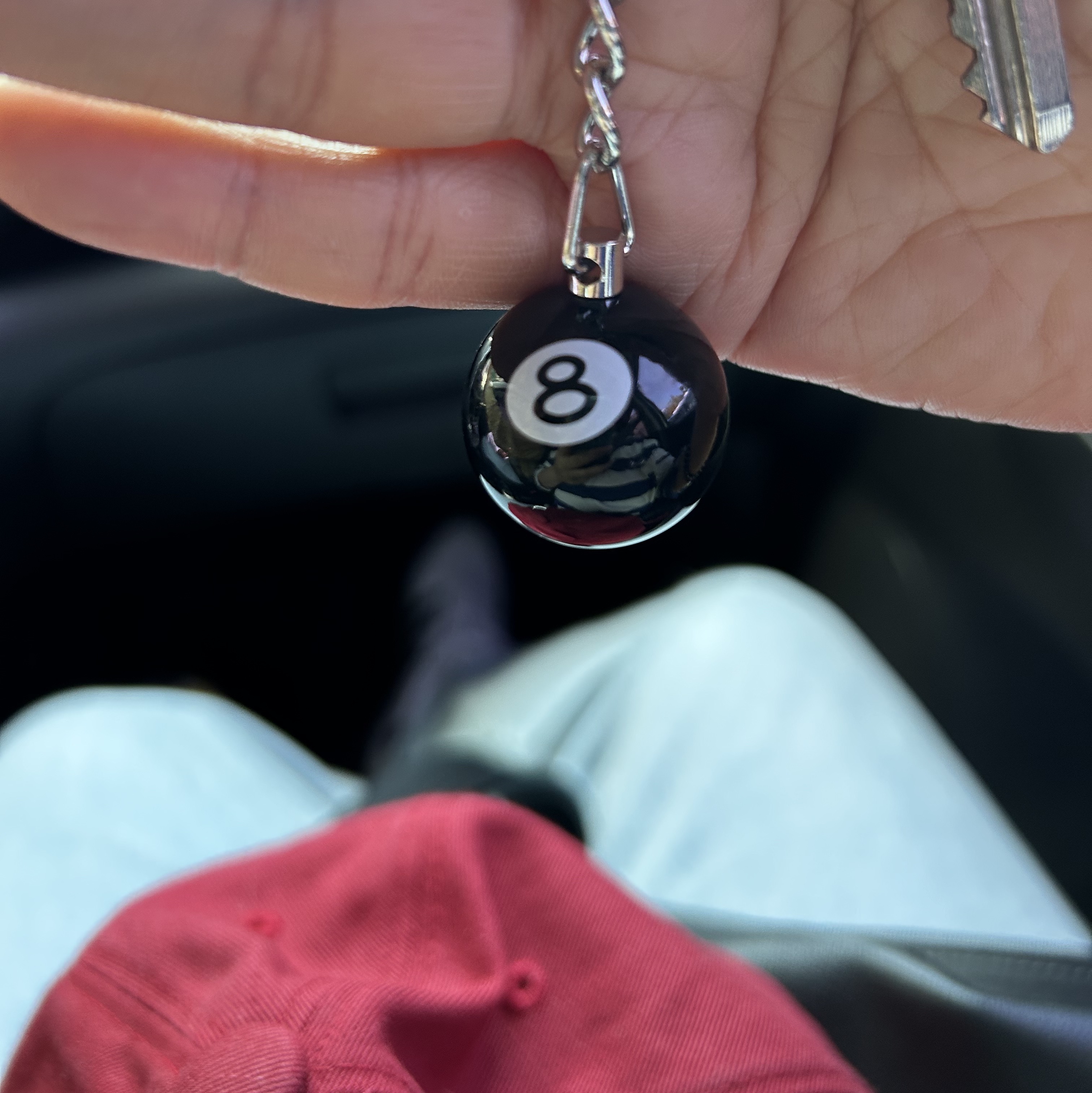 Stussy 8 Ball Keychain Black 착용 스타일