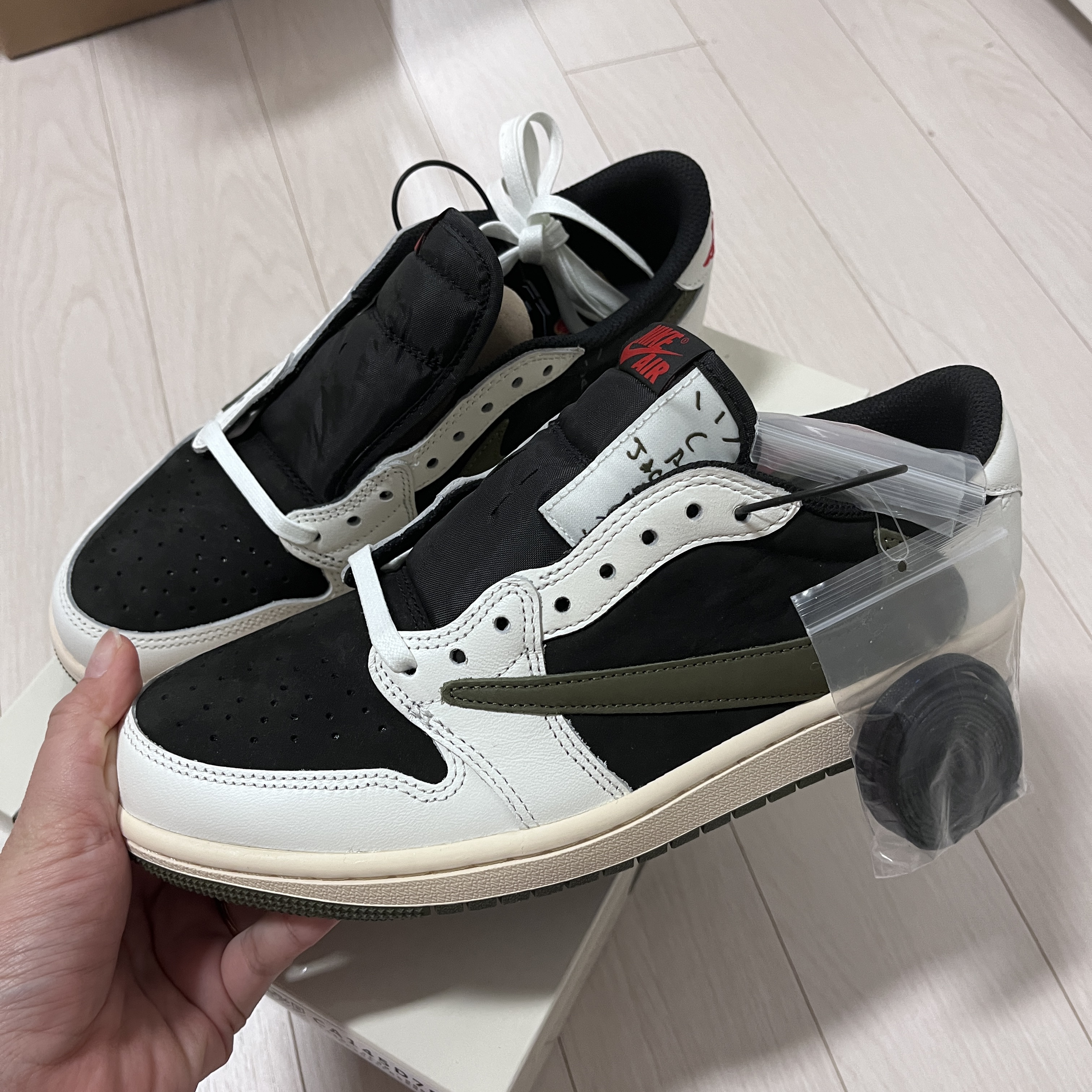 (W) Jordan 1 x Travis Scott Retro Low OG SP Medium Olive 착용 스타일 - 2