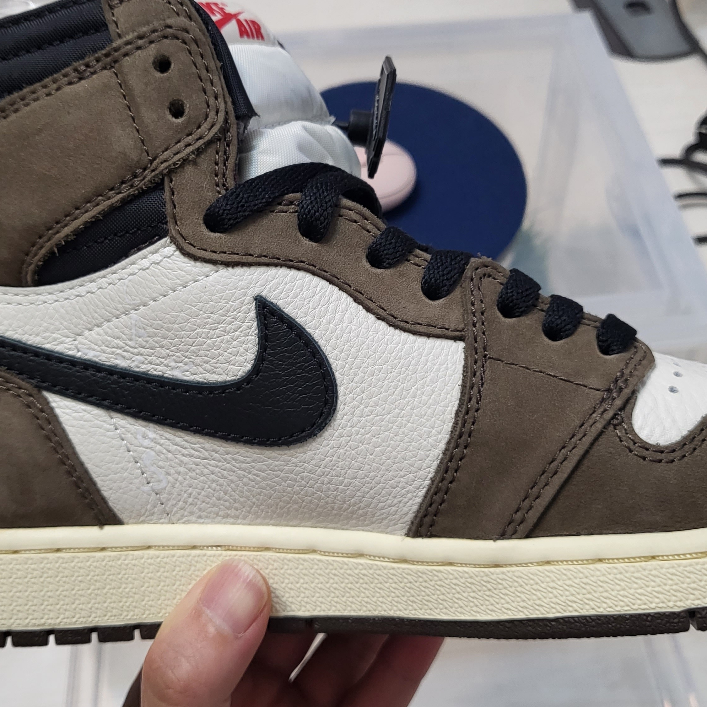 Jordan 1 x Travis Scott Retro High OG SP Mocha 착용 스타일 - 2