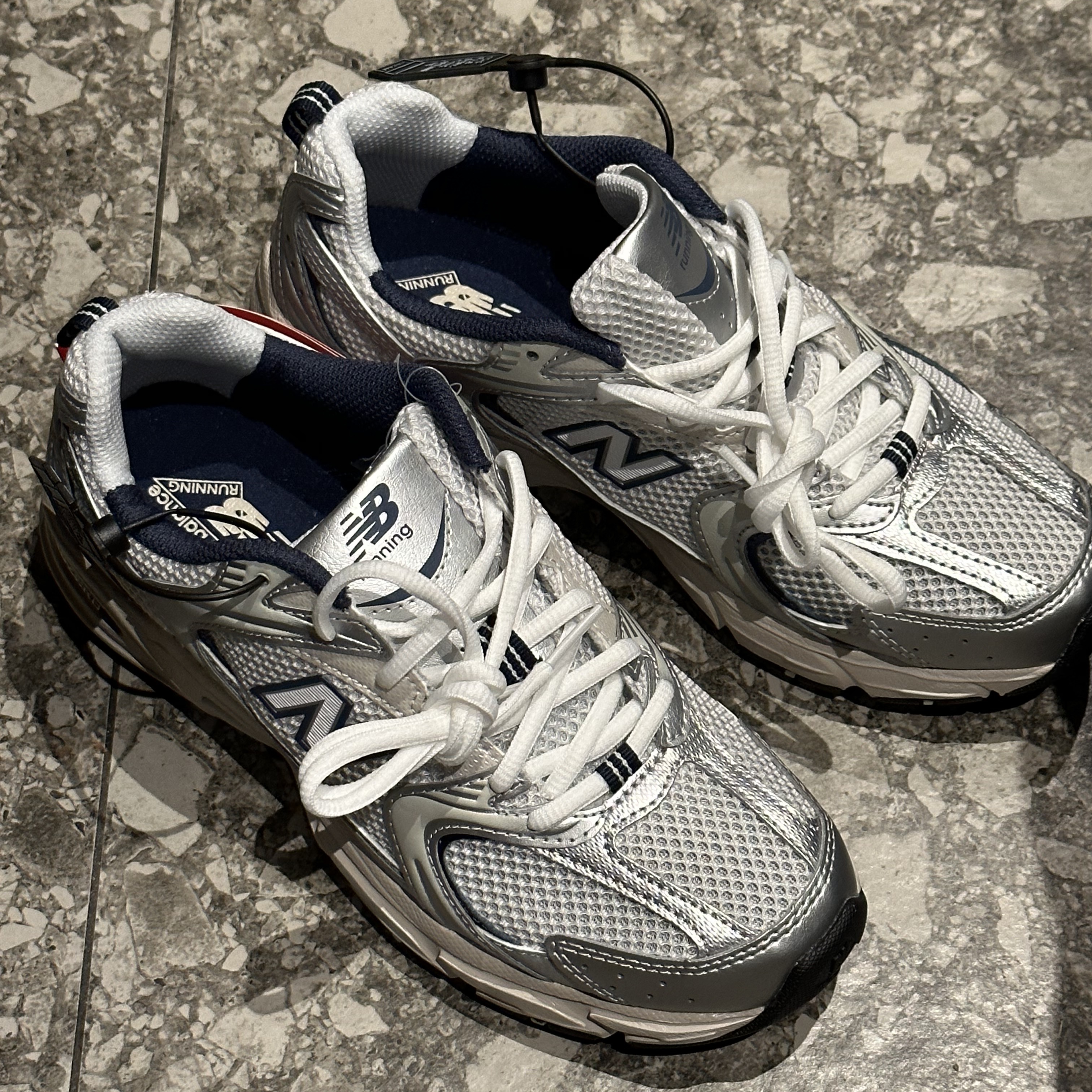 New Balance 530 Steel Grey 착용 스타일 - 1