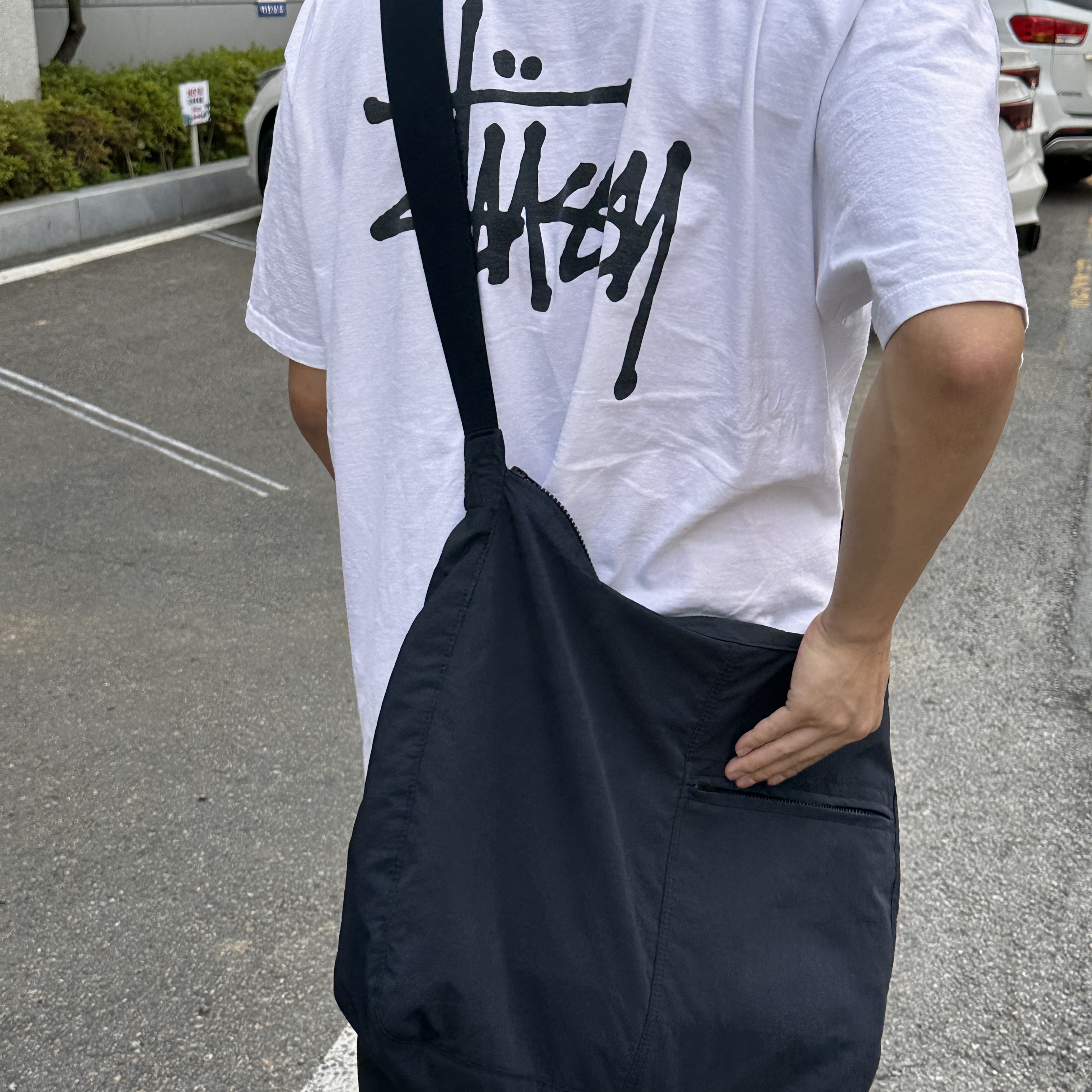 COS Nylon Crescent Messenger Bag Navy 착용 스타일 - 1