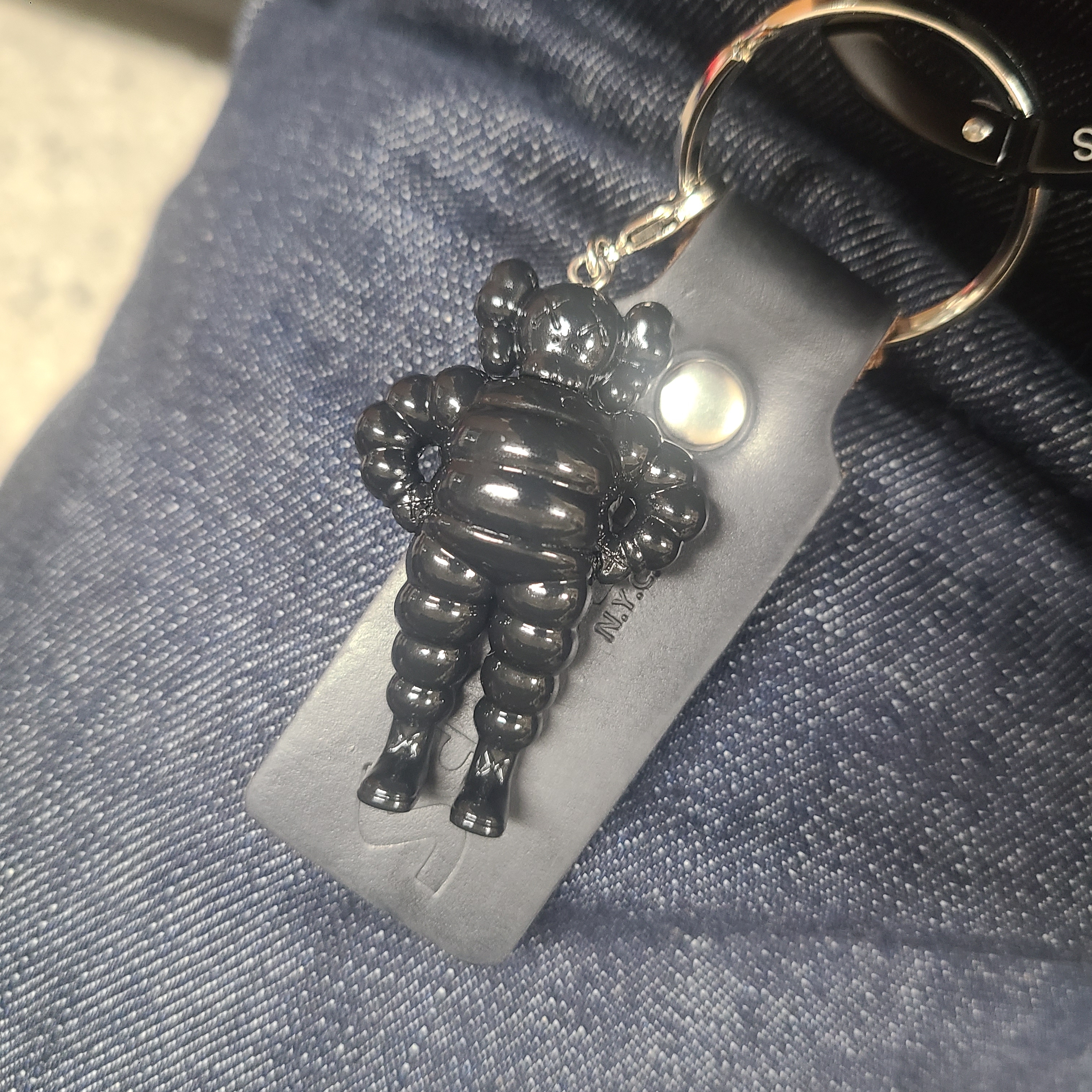 Kaws Tokyo First Chum Keychain Black 착용 스타일 - 1