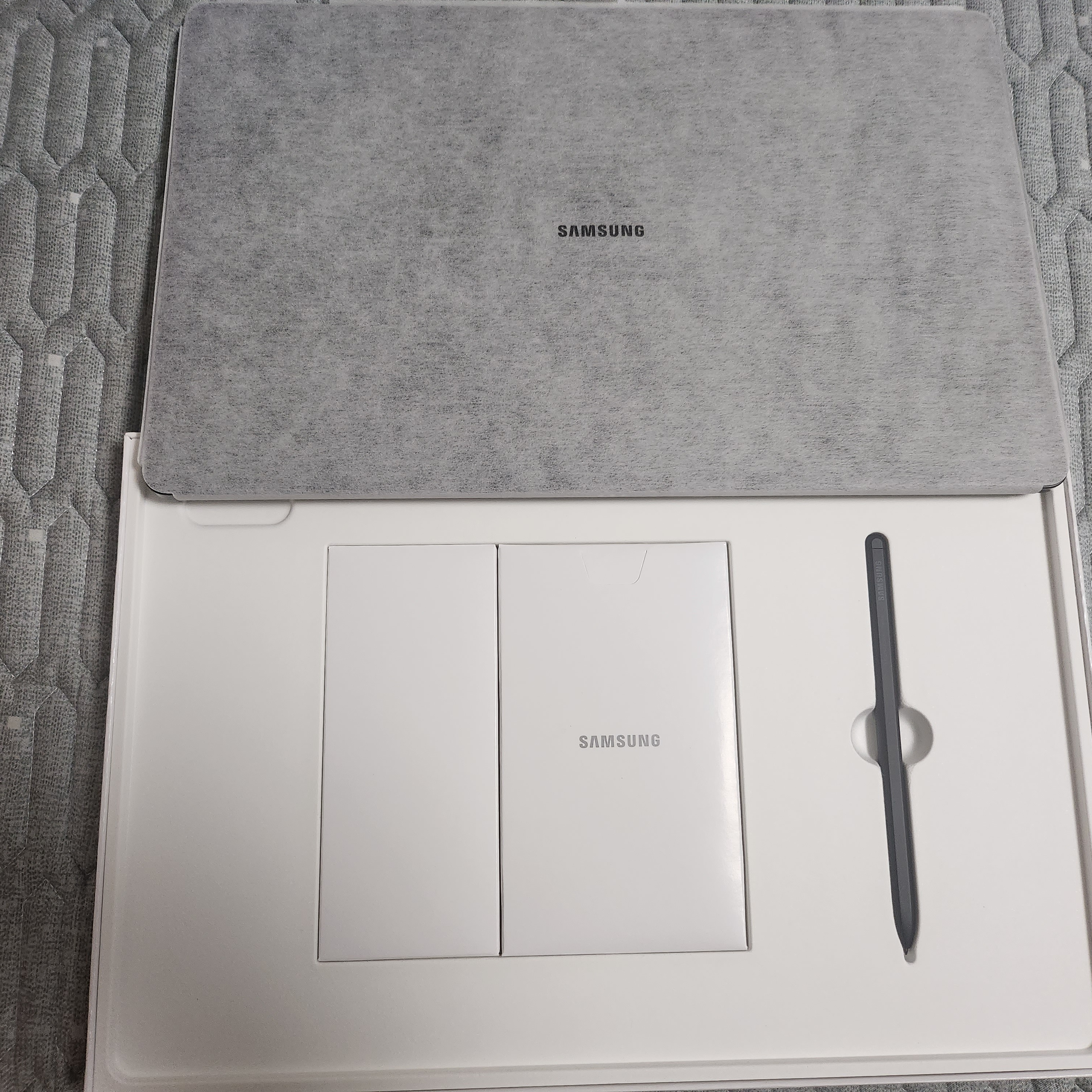 삼성 갤럭시 탭 S8 울트라 5G 512기가 그래파이트 (국내 정식 발매 제품) 착용 스타일 - 3