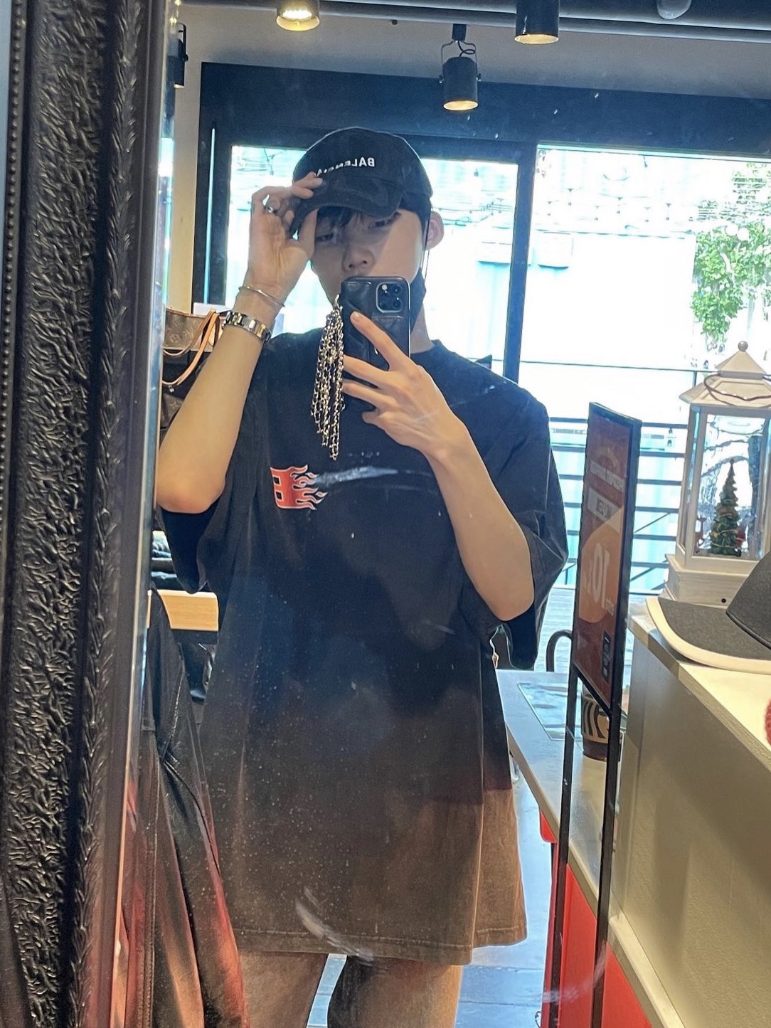 Balenciaga BB Laser Destroyed Cap Black 착용 스타일