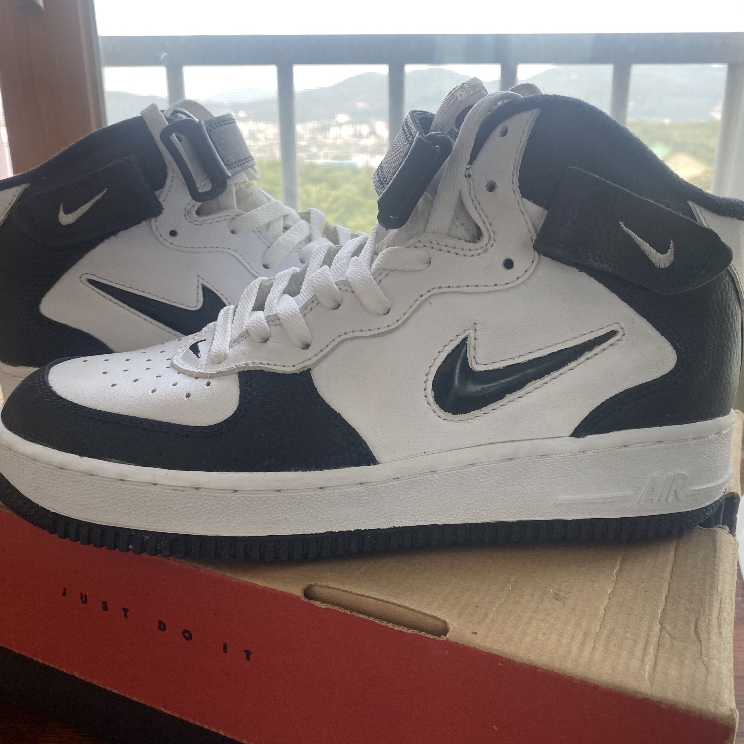 Nike Air Force 1 1996 Mid SC Dalmatian 착용 스타일
