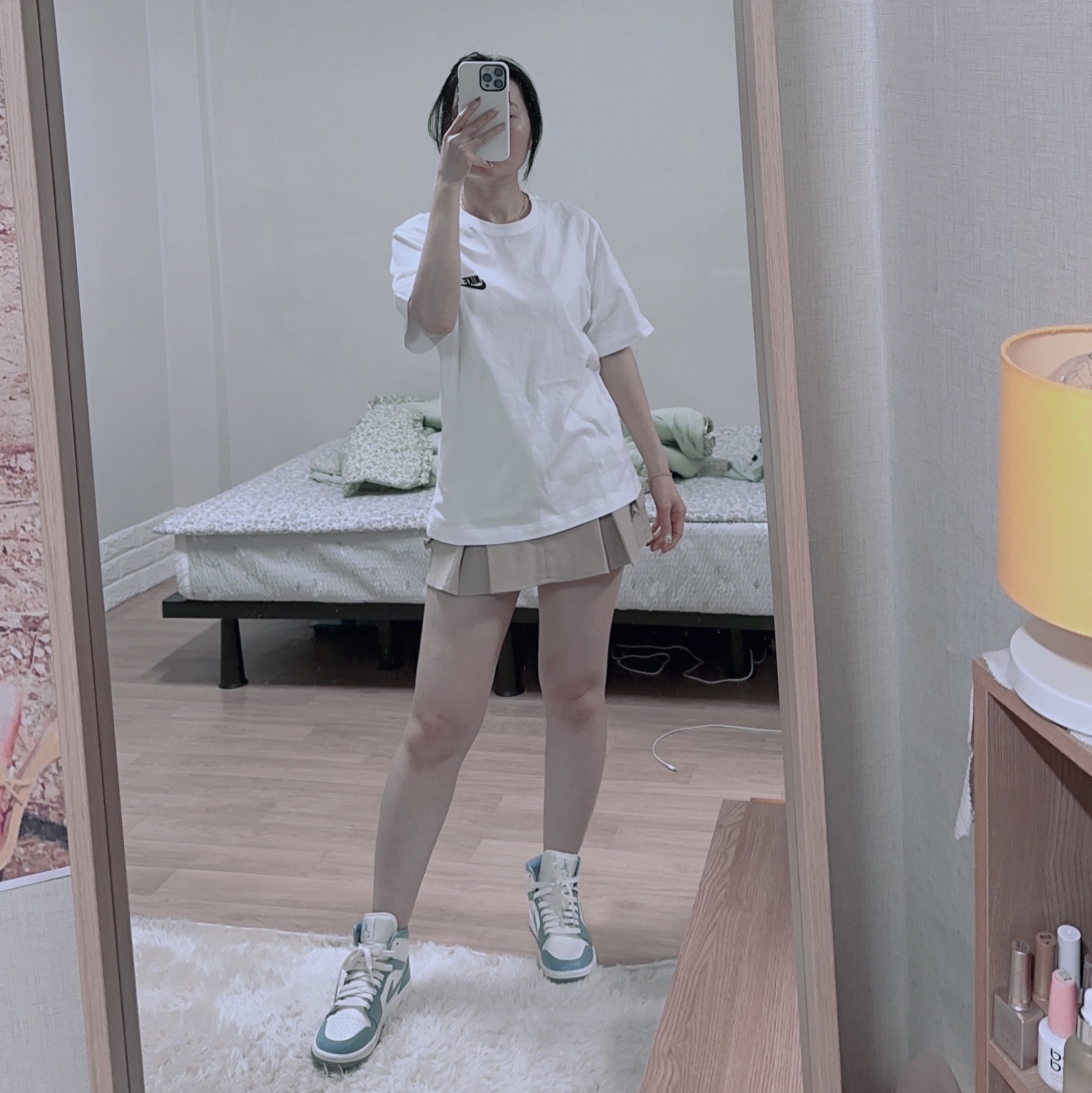 Nike NSW Club T-Shirt White, (W) Jordan 1 Retro High OG Denim 착용 스타일