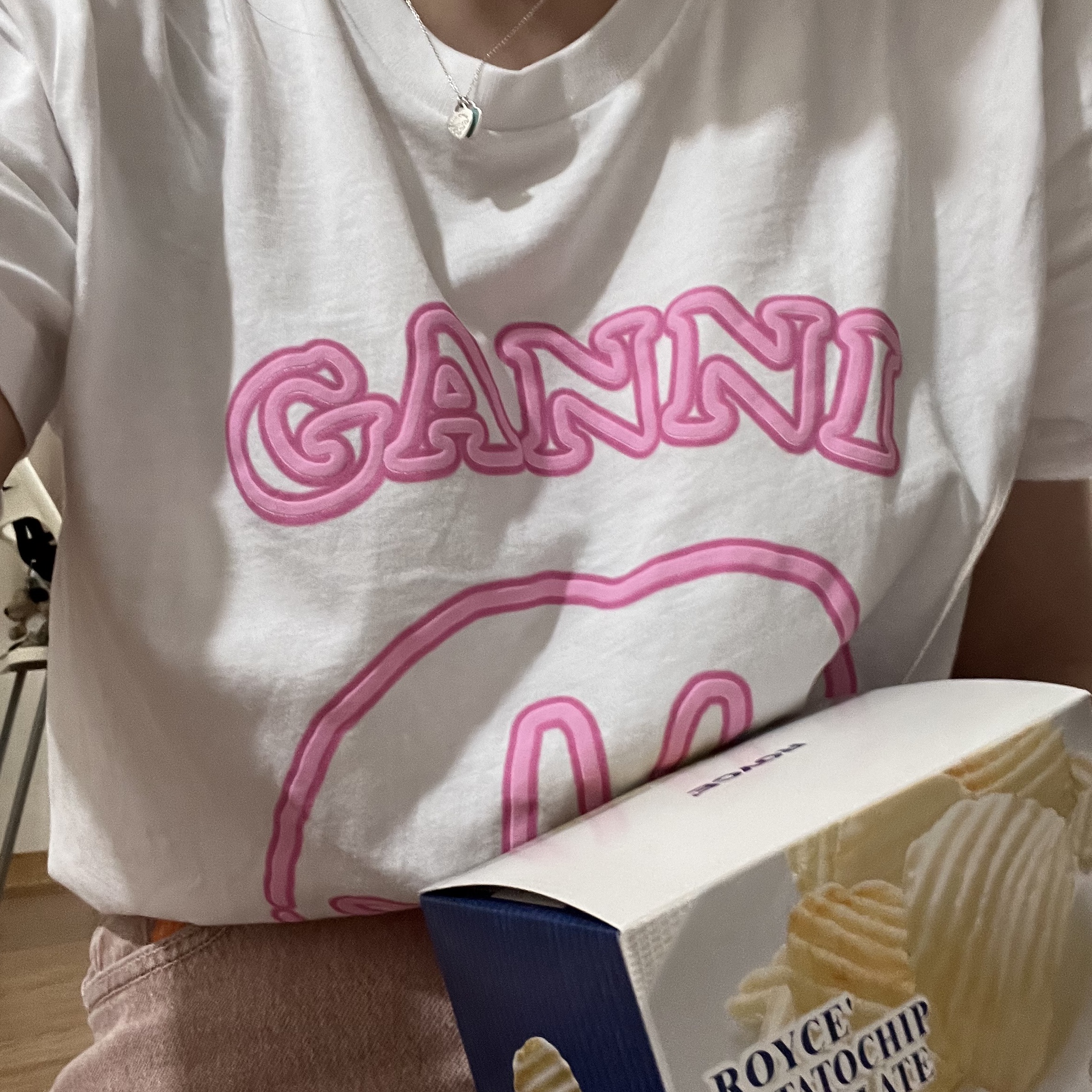 (W) Ganni Hotel T-Shirt Bright White 착용 스타일