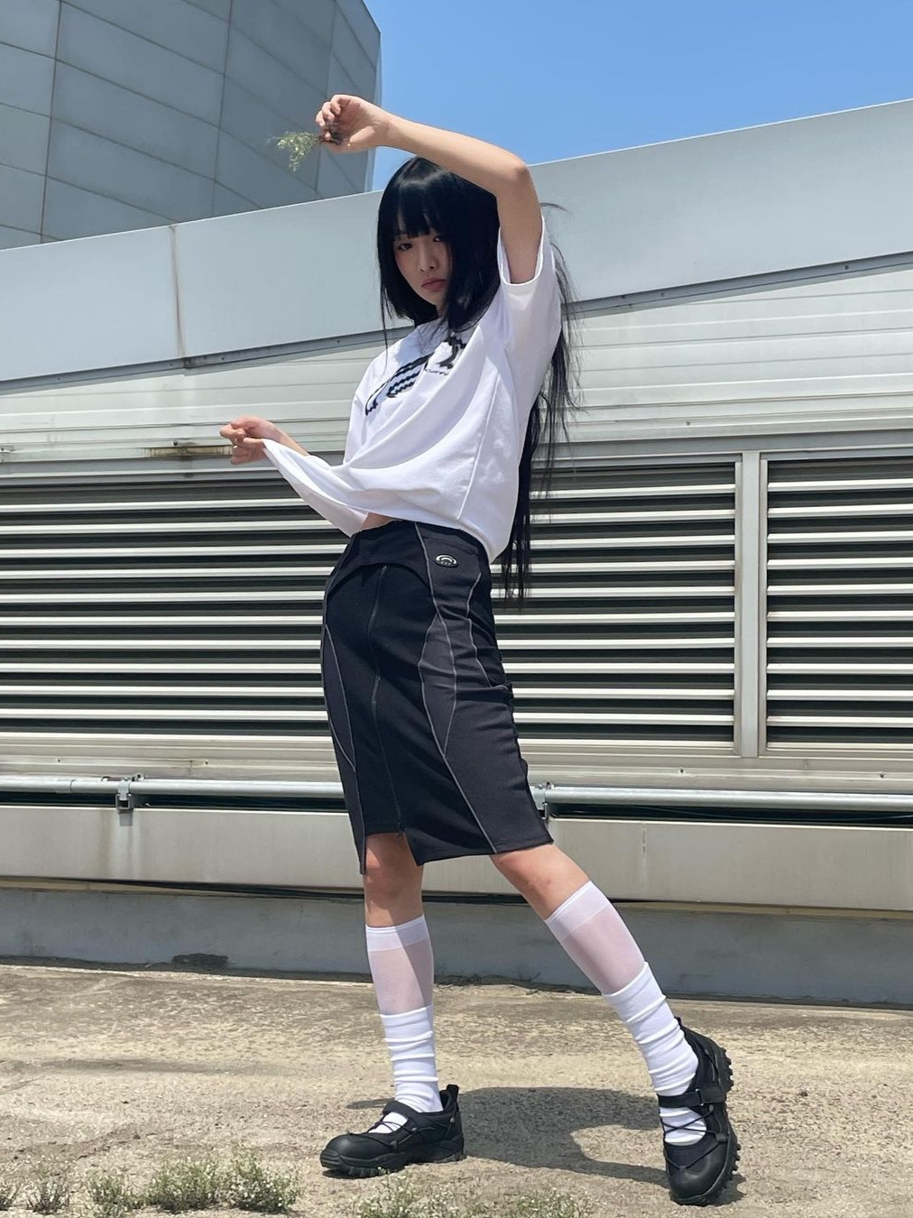Art of Field Big Symbol Short Sleeve T-Shirt White, Art of Field Unbalanced Midi Skirt Black 착용 스타일
