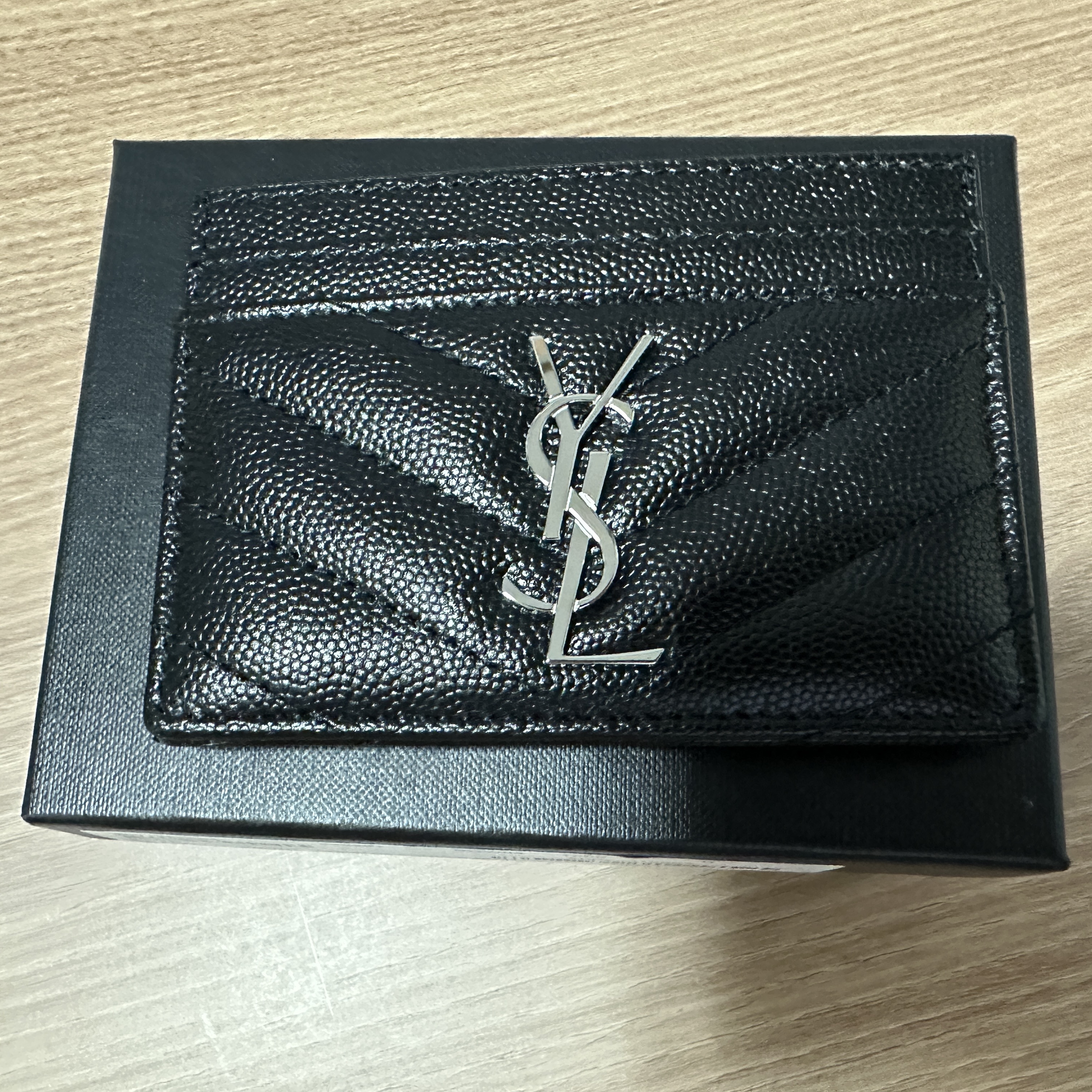 Saint Laurent Cassandre Matelasse Card Case in Grain De Poudre Embossed Leather Black 착용 스타일