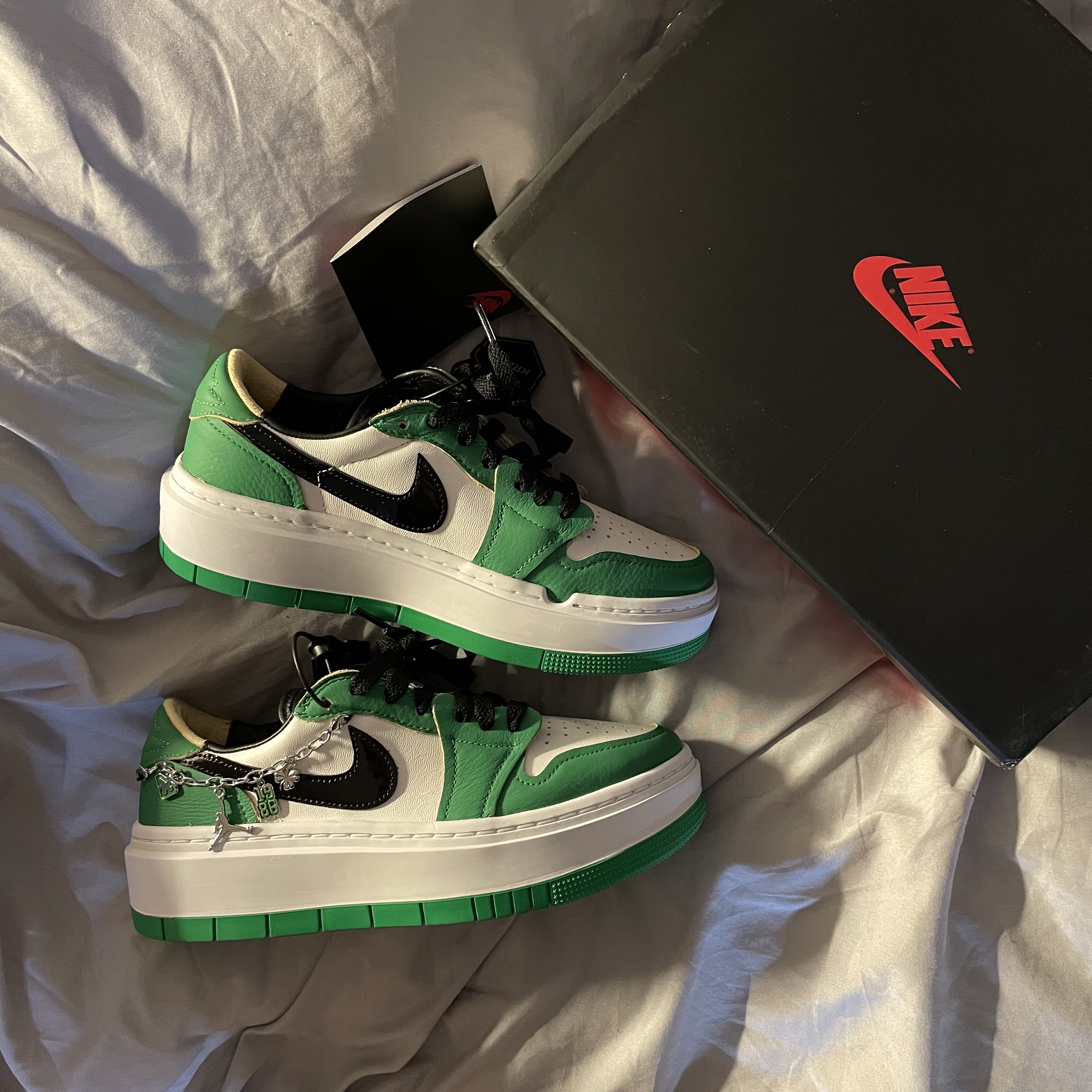 (W) Jordan 1 Elevate Low SE Lucky Green 착용 스타일 - 1