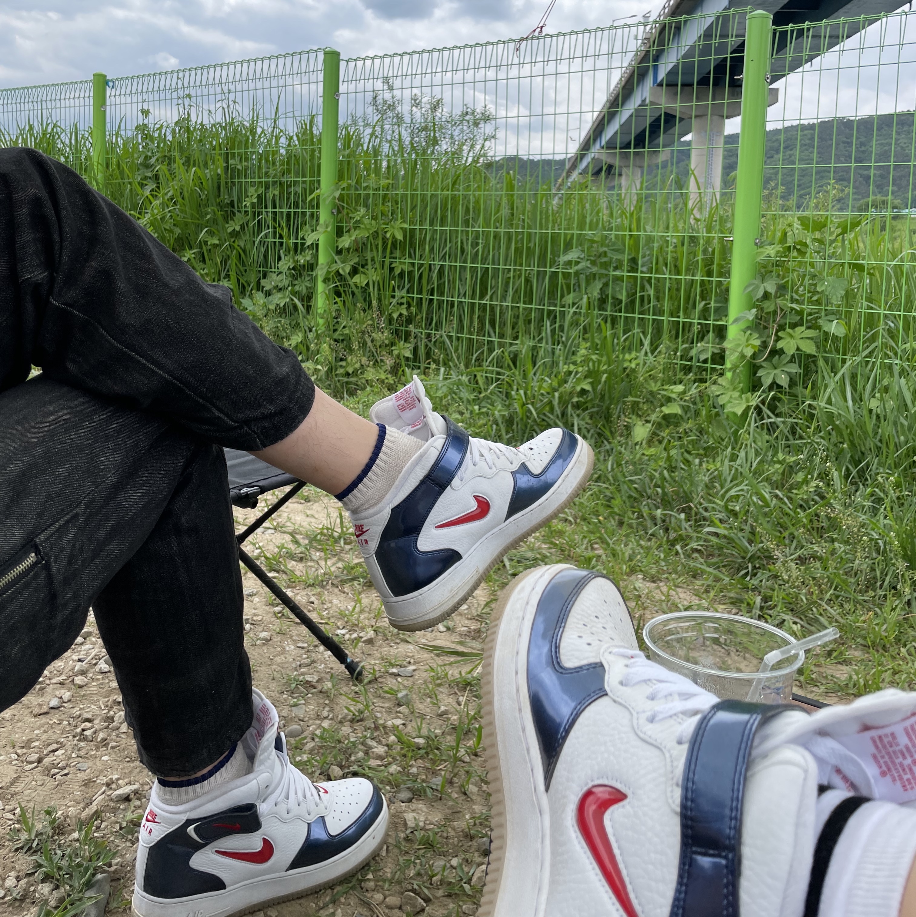Nike Air Force 1 Mid QS University Red and Midnight Navy 착용 스타일 - 2