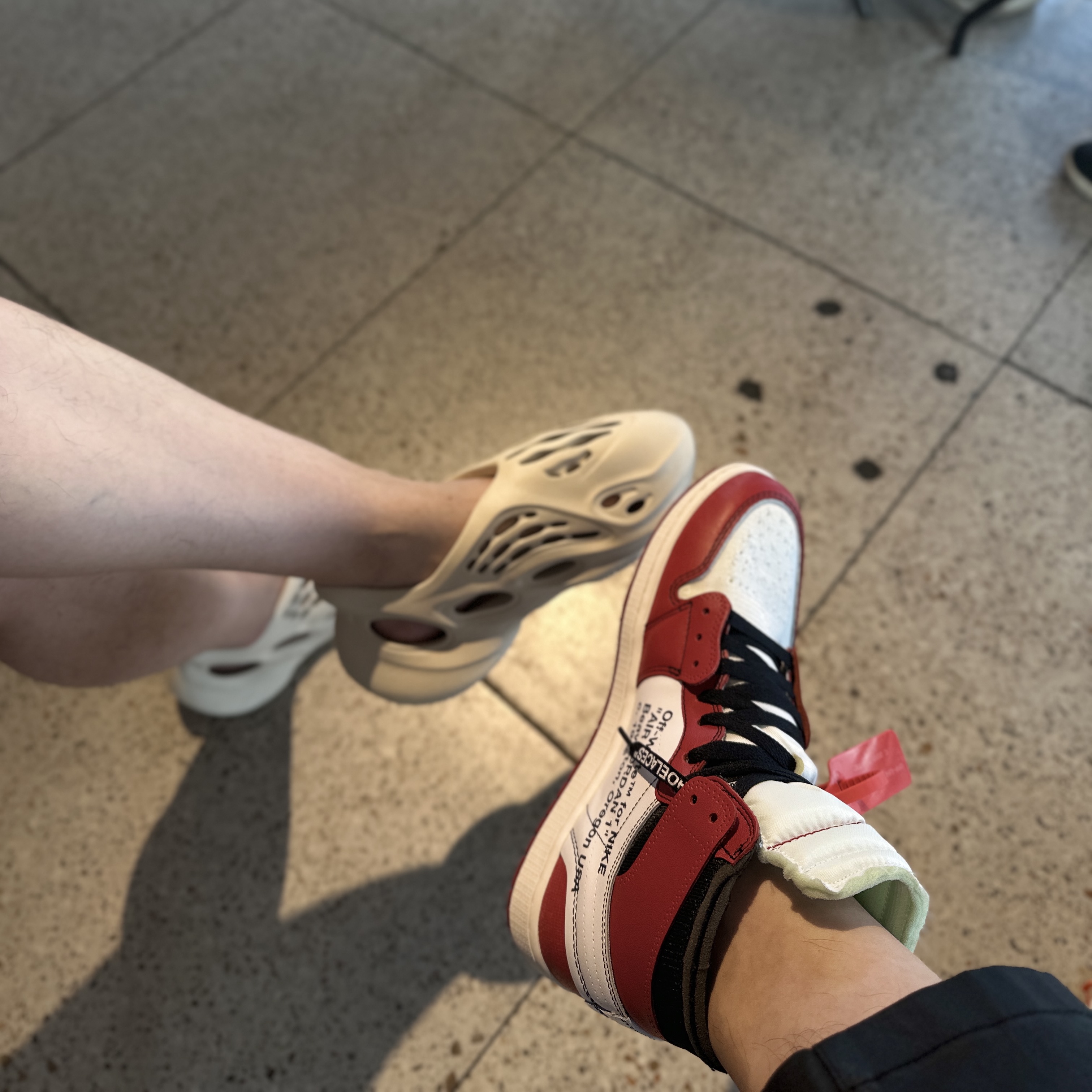 Jordan 1 x Off-White Retro High Chicago The Ten, Adidas Yeezy Foam RNNR Sand 착용 스타일