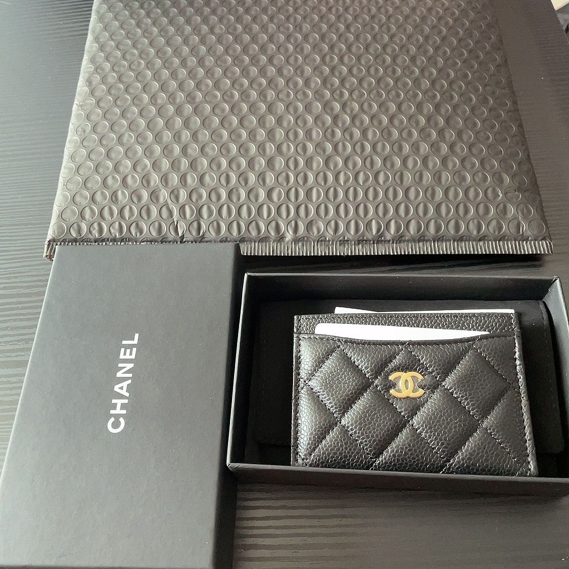 Chanel Classic Card Holder Grained Calfskin & Gold Black 착용 스타일