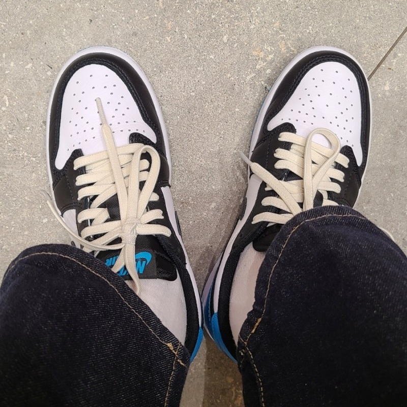 (W) Jordan 1 Retro Low OG Black and Dark Powder Blue, Jordan 1 x Travis Scott Retro Low OG SP Sail and Ridgerock 착용 스타일 - 3