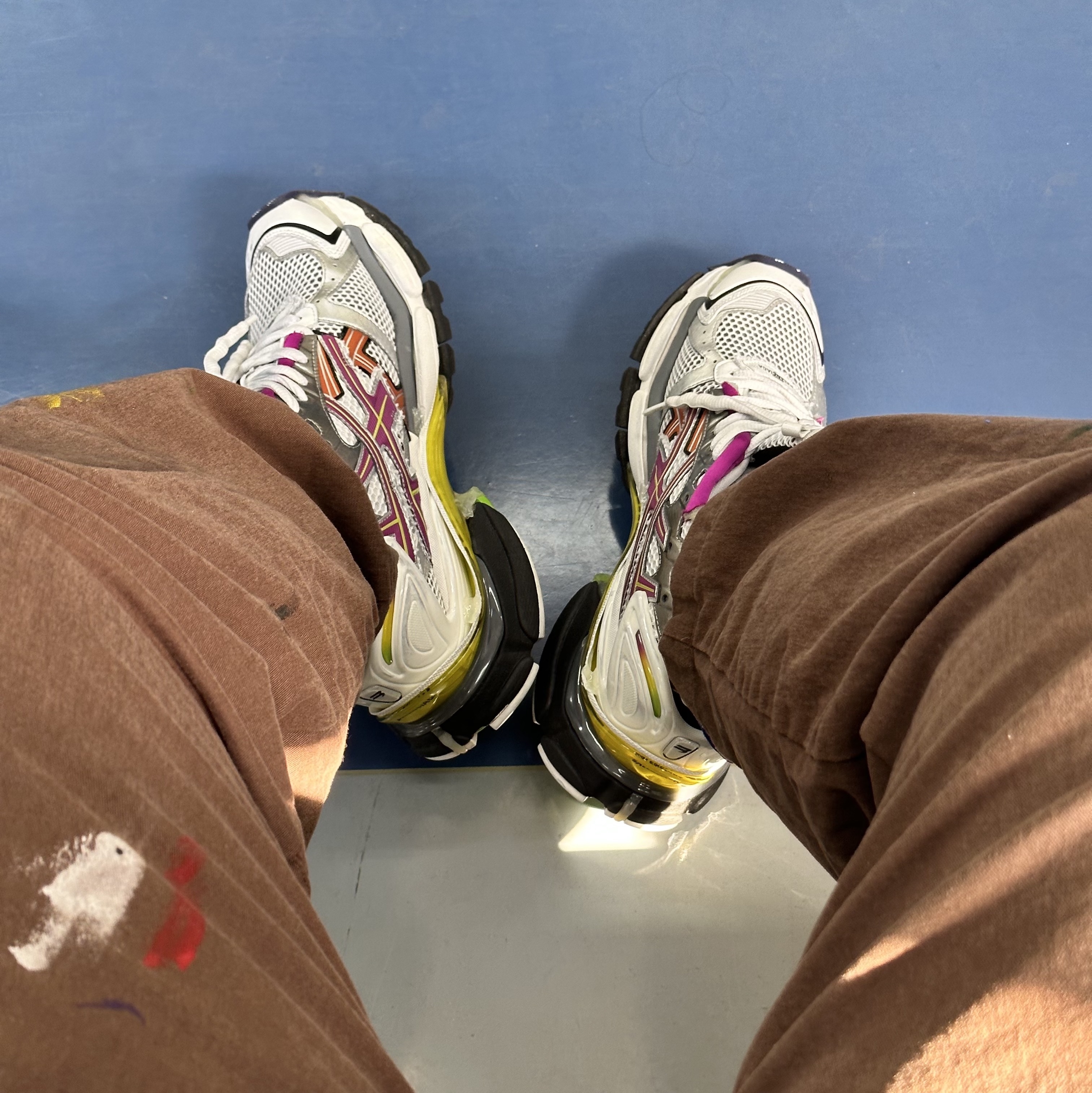 Balenciaga Runner Sneakers Grey Multicolor 착용 스타일