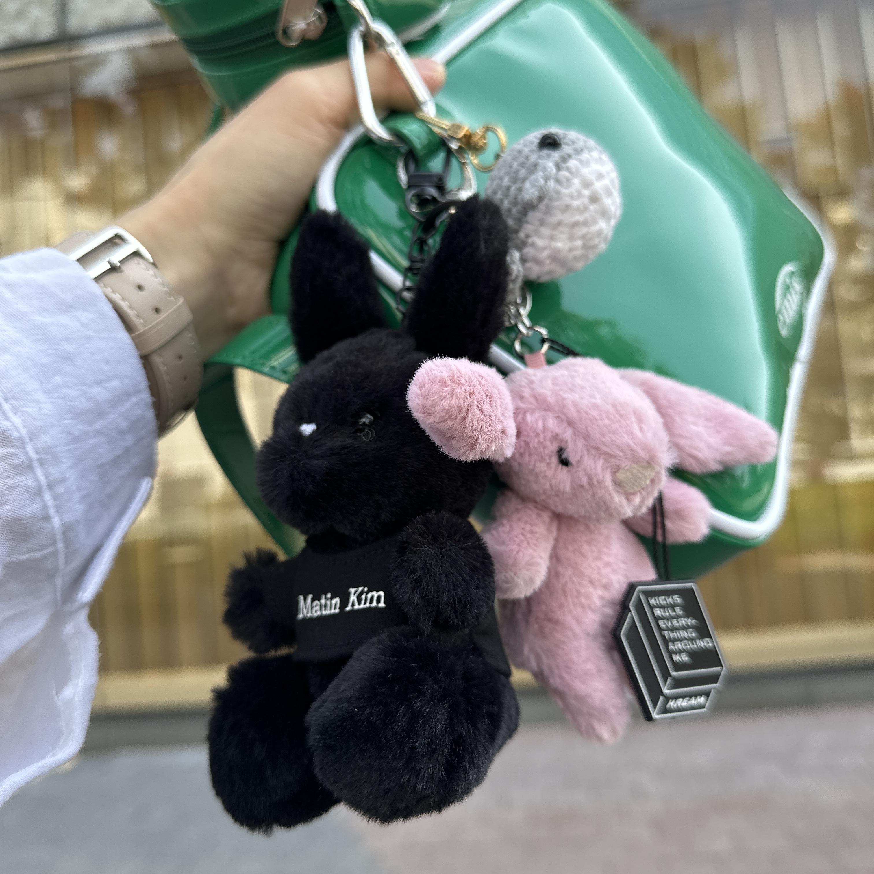 Matin Kim Black Bunny Toy Keyring Black, Jellycat Bashful Bunny Bag Charm Tulip 착용 스타일