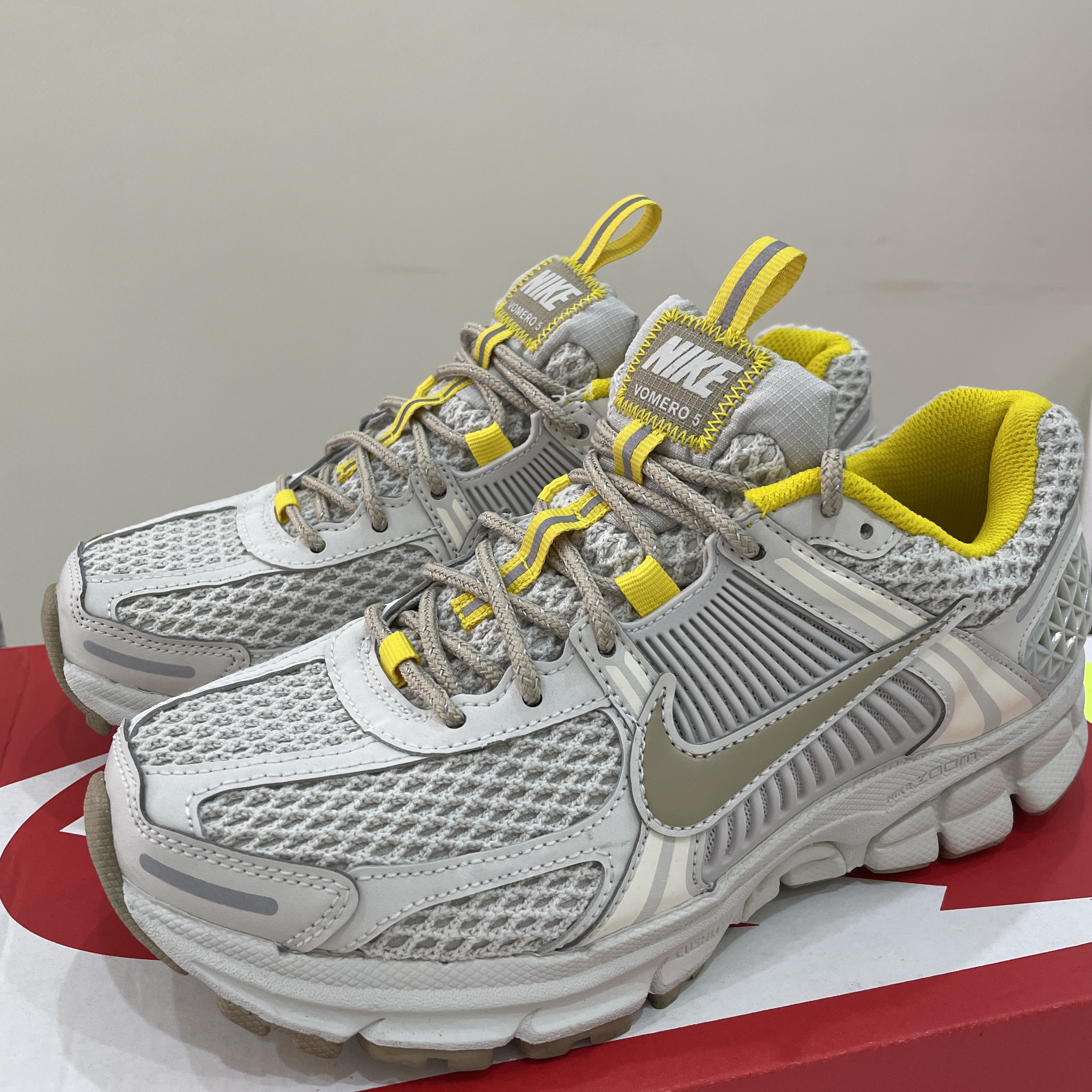 (W) Nike Zoom Vomero 5 Light Bone 착용 스타일 - 2