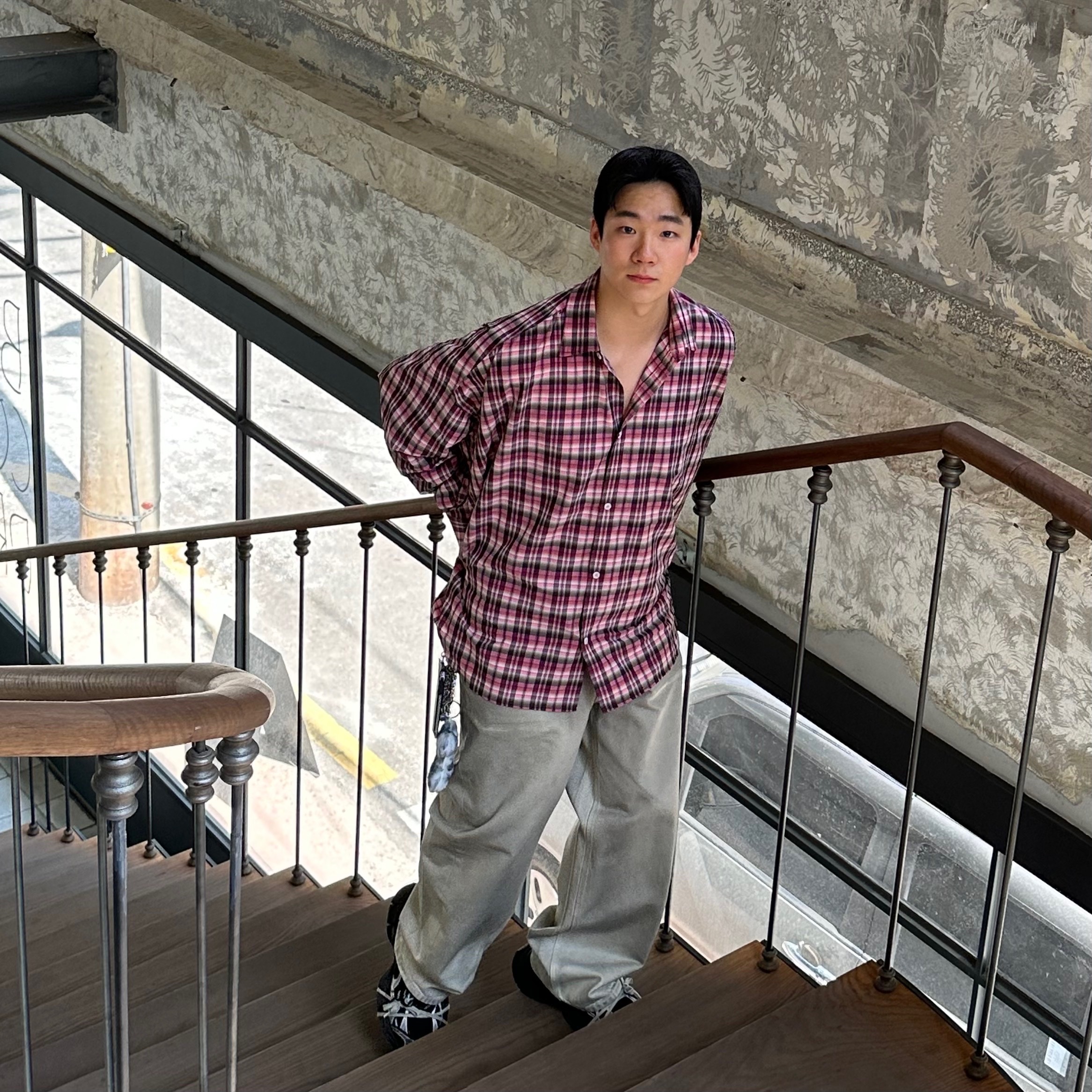 논노드 플렉서블 스트링 체크 셔츠 핑크, 발렌시아가 3XL 스니커즈 블랙 화이트 착용 스타일 - 2