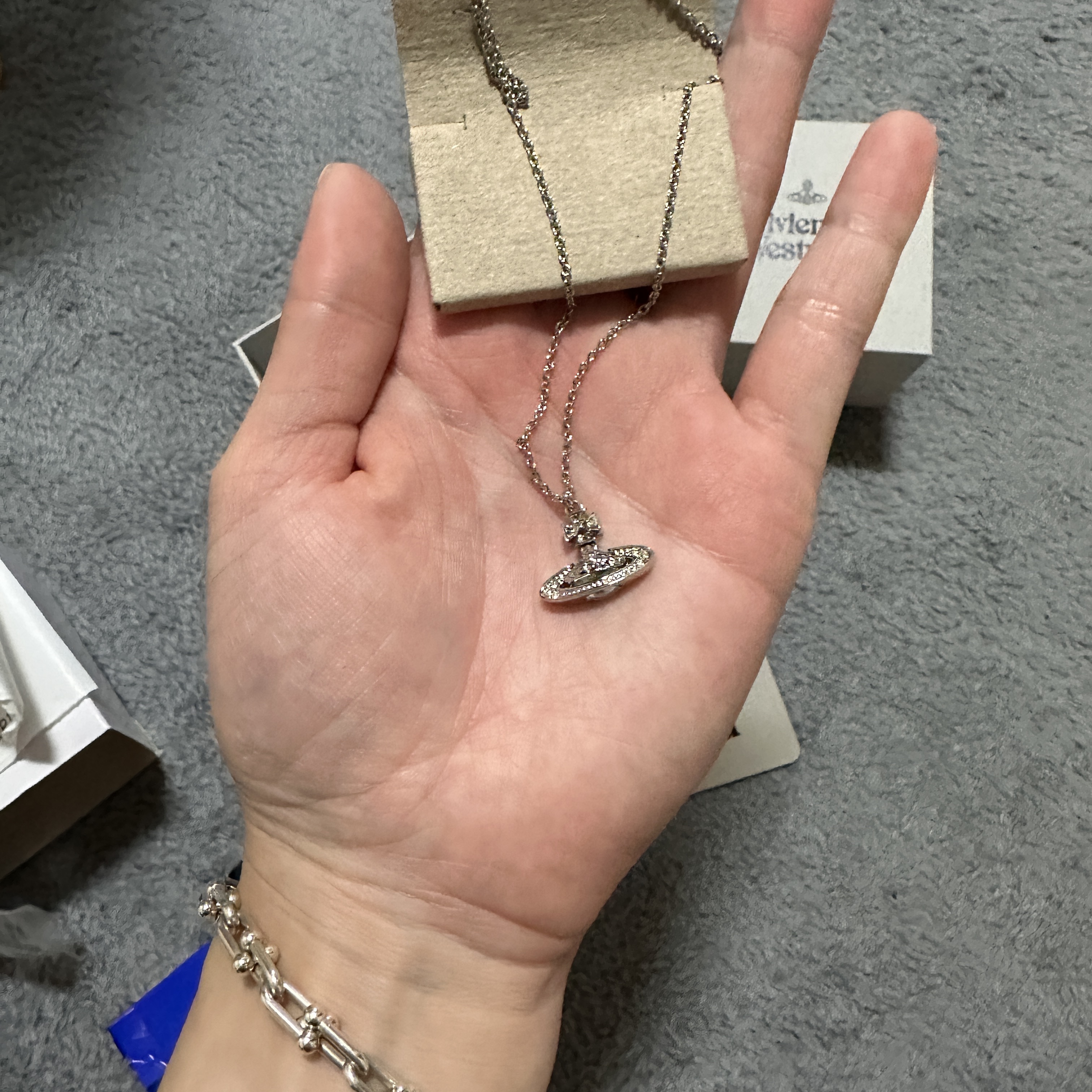 Vivienne Westwood Pina Small Bas Relief Pendant Silver, Tiffany & Co. Tiffany Hardwear Small Link Bracelet Silver 착용 스타일 - 2