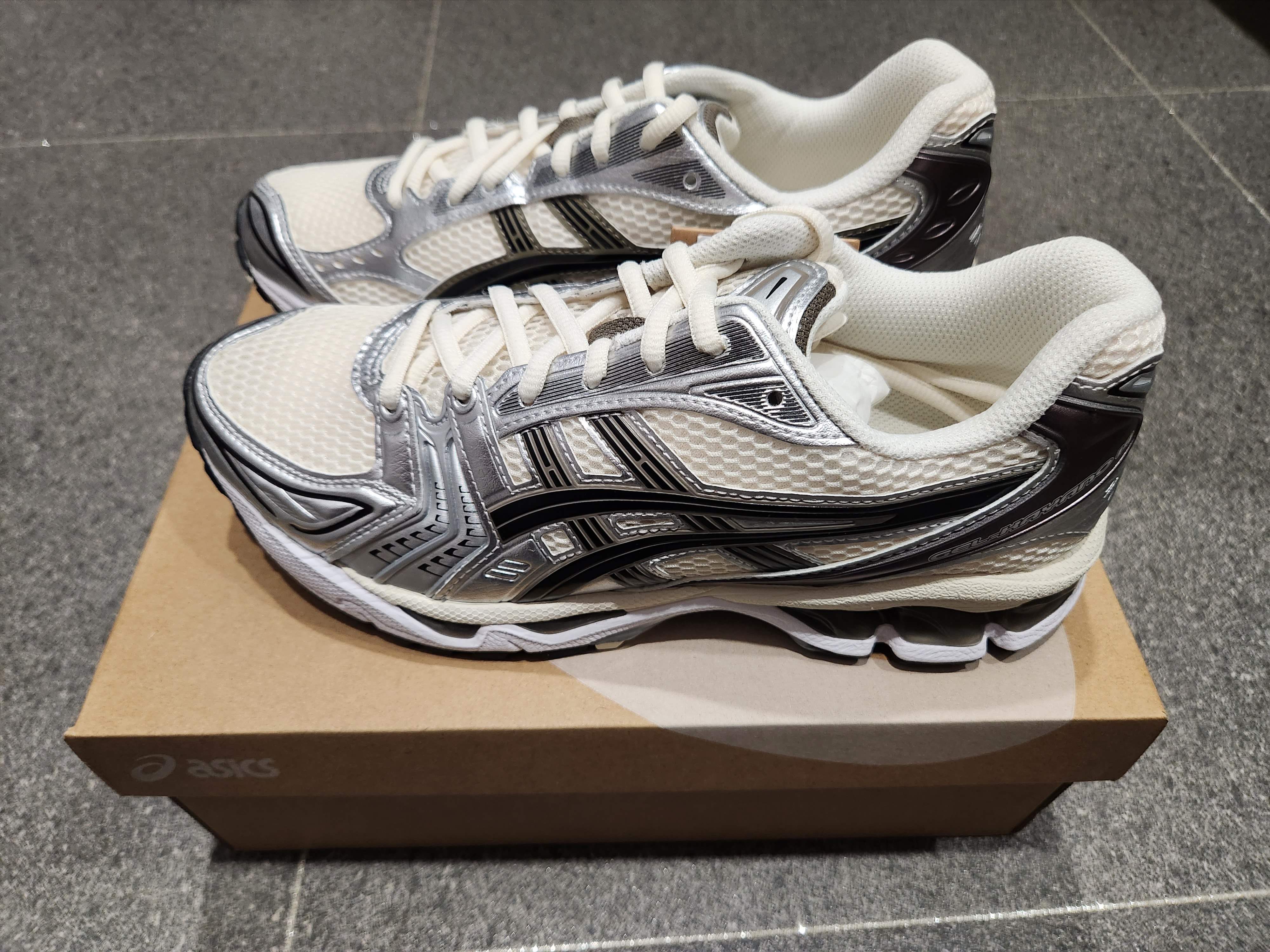 Asics Gel-Kayano 14 Cream Black 착용 스타일 - 2
