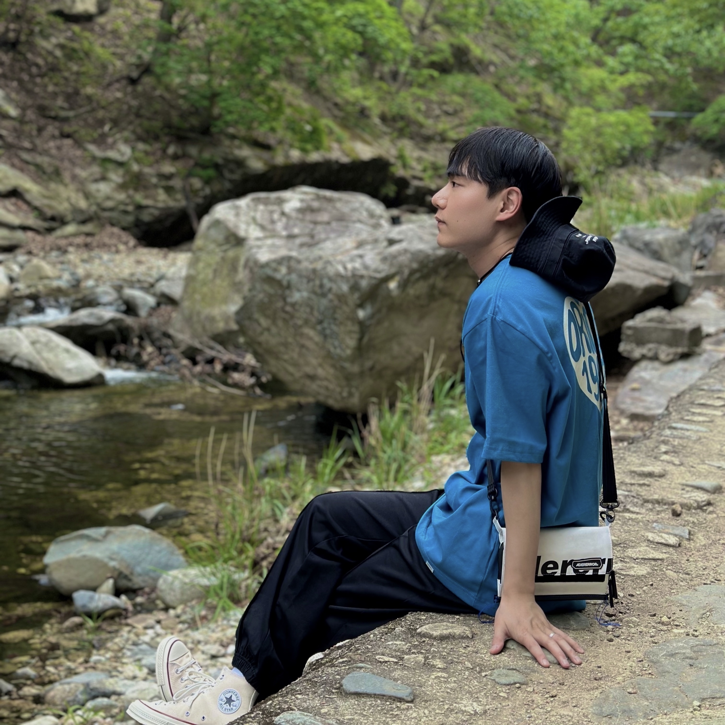 Ader Error Trace Roll Bag Black 착용 스타일