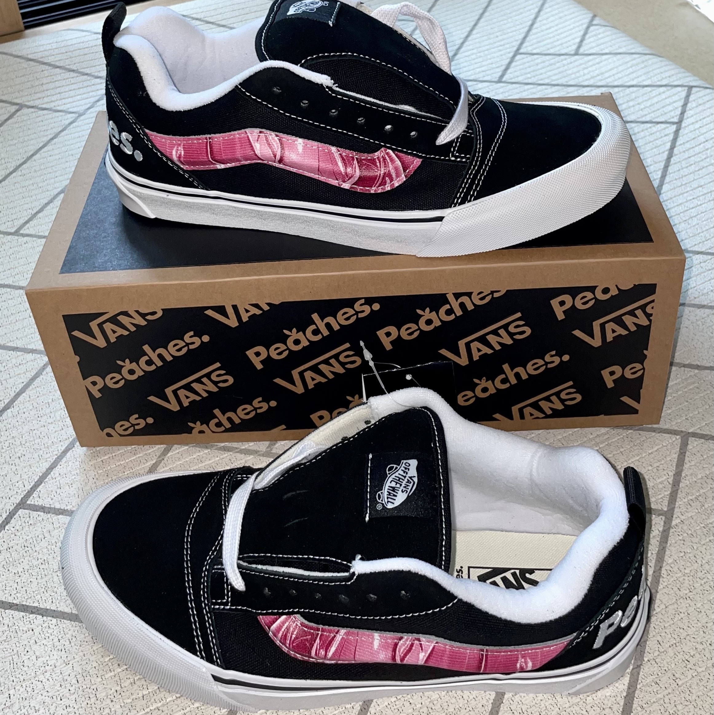 Vans x Peaches. Knu-Skool Black Pink 착용 스타일 - 1