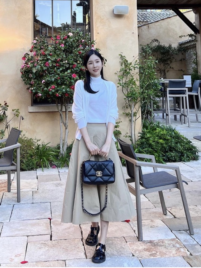 Chanel Medium 19 Handbag Lambskin & Gold Black 착용 스타일 - 1
