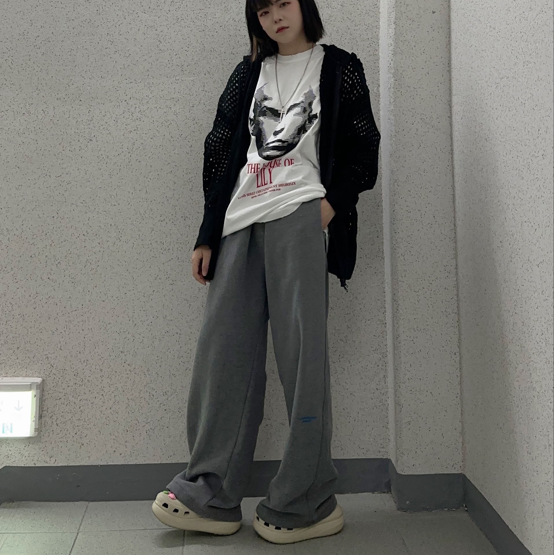 언더마이카 하우스 오브 릴리 그래픽 티셔츠 화이트 - 23SS, 크록스 클래식 크러쉬 클로그 본 착용 스타일 - 1