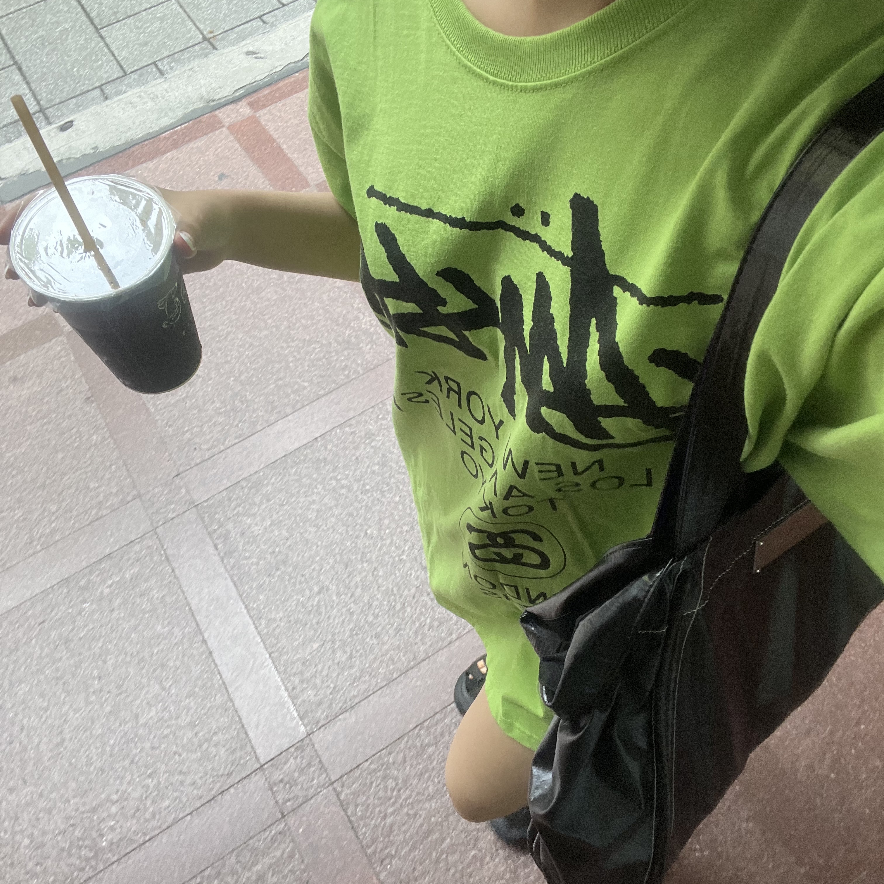 Stussy World Tour T-Shirt Tea 2023, Matin Kim Big Coating Tote Bag Black 착용 스타일