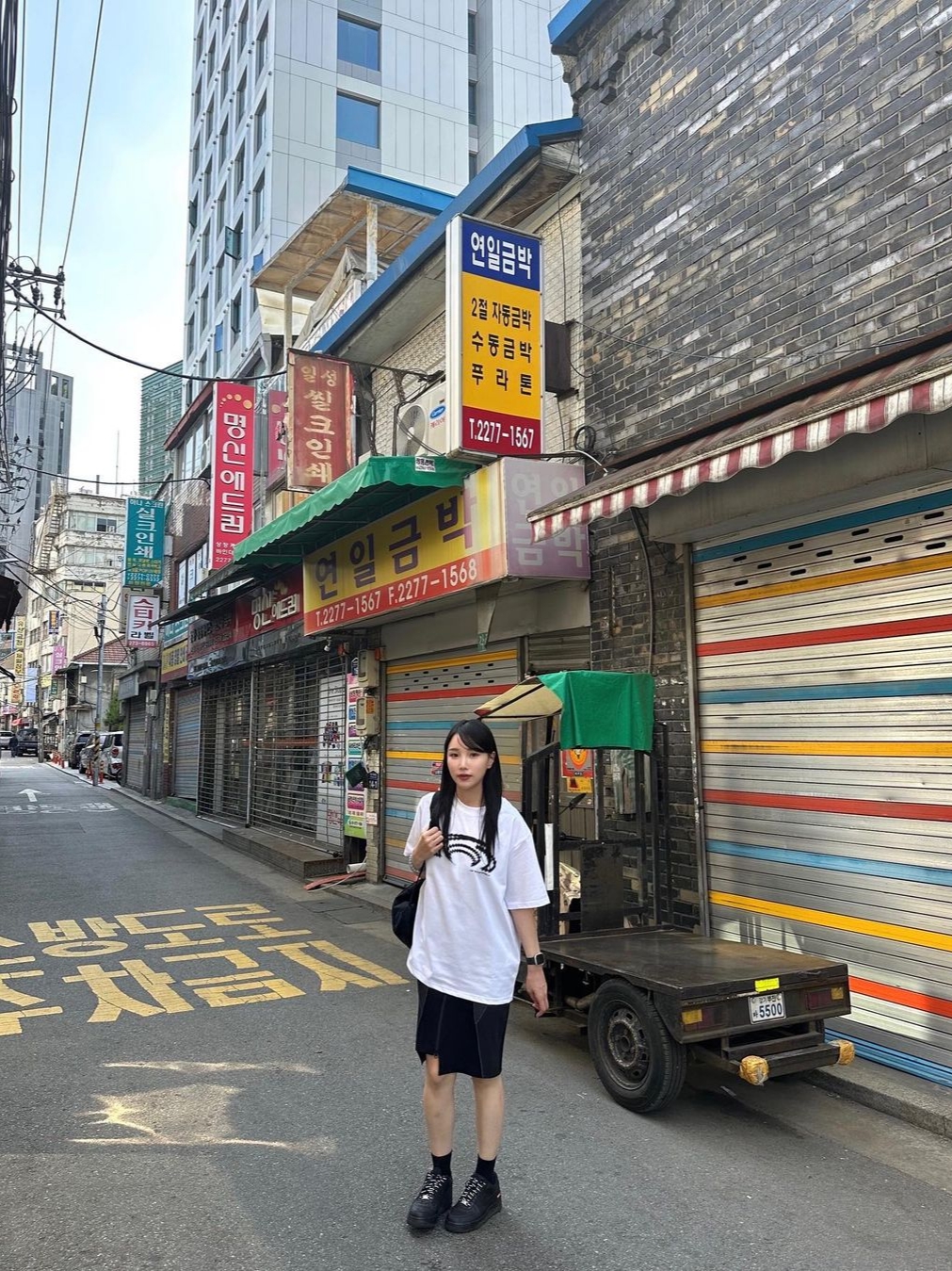 아트오브필드 언발란스 미디 스커트 블랙, 아트오브필드 빅 심볼 숏슬리브 티셔츠 화이트 착용 스타일 - 2