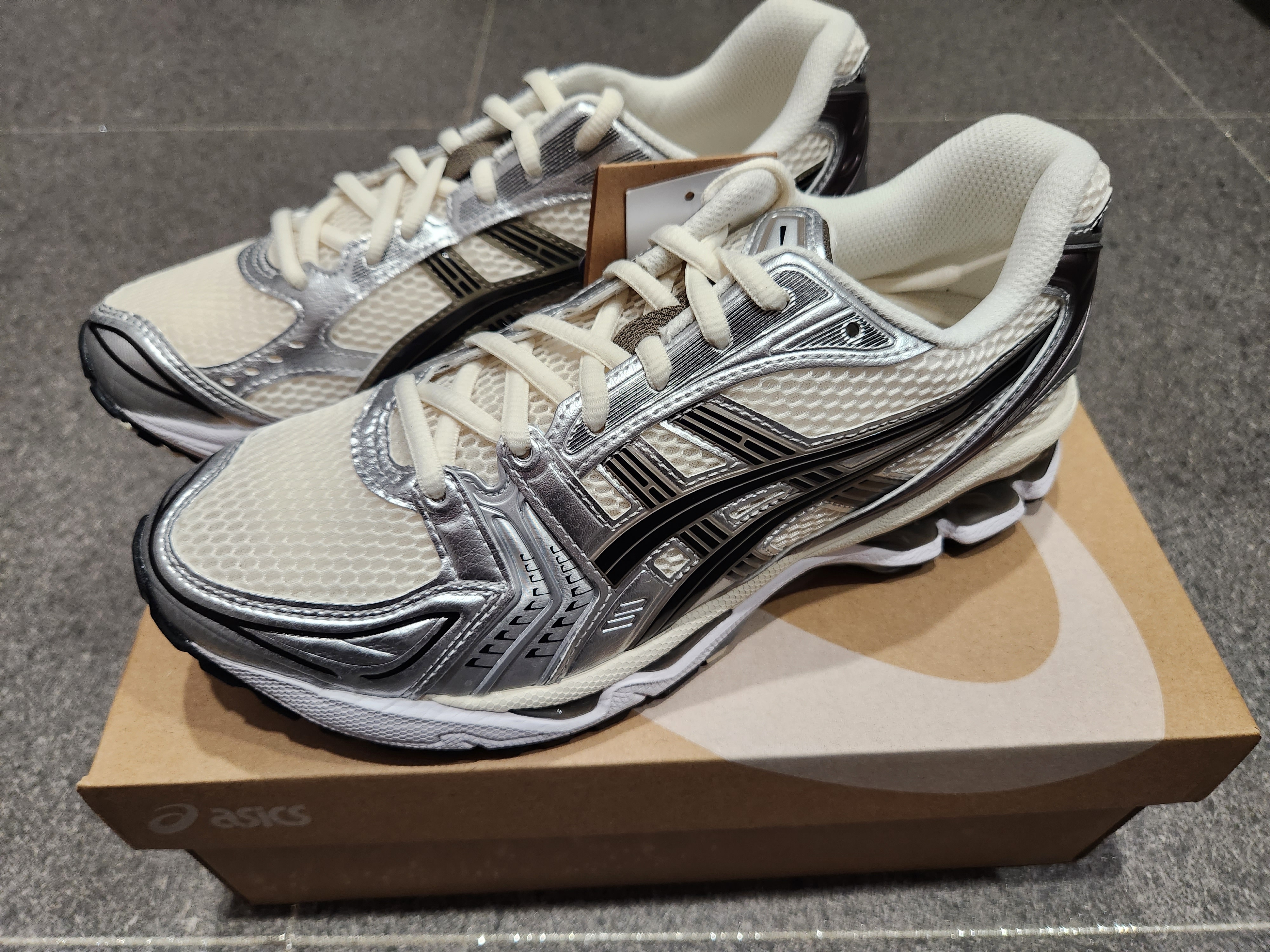 Asics Gel-Kayano 14 Cream Black 착용 스타일 - 1
