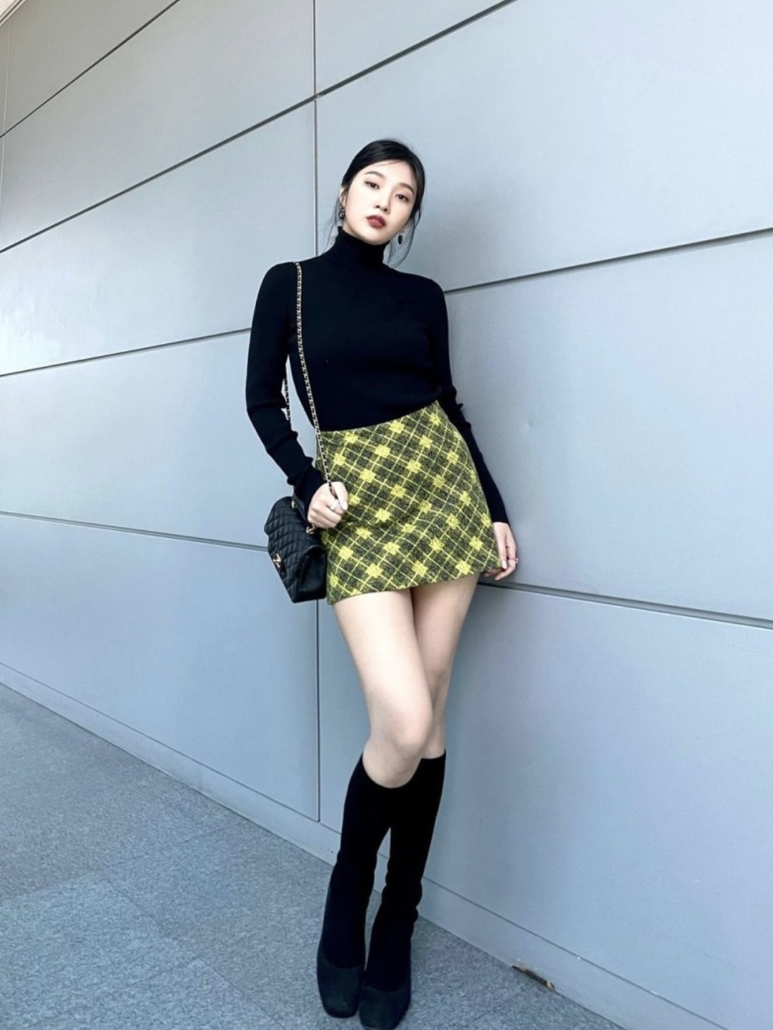 Chanel Mini Flap Bag with Top Handle Lambskin & Gold Black Lilac 착용 스타일