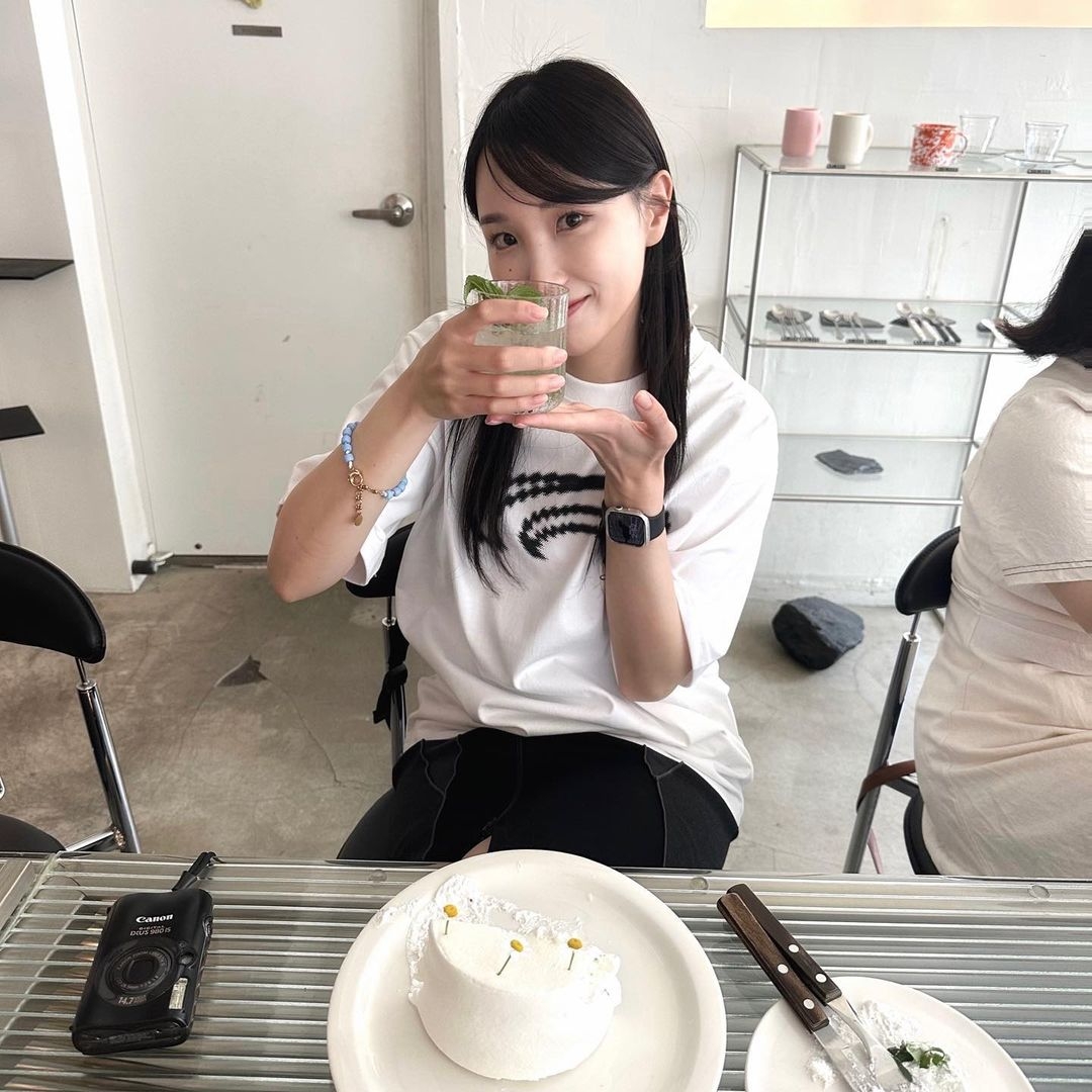 Art of Field Big Symbol Short Sleeve T-Shirt White, Art of Field Unbalanced Midi Skirt Black 착용 스타일 - 2