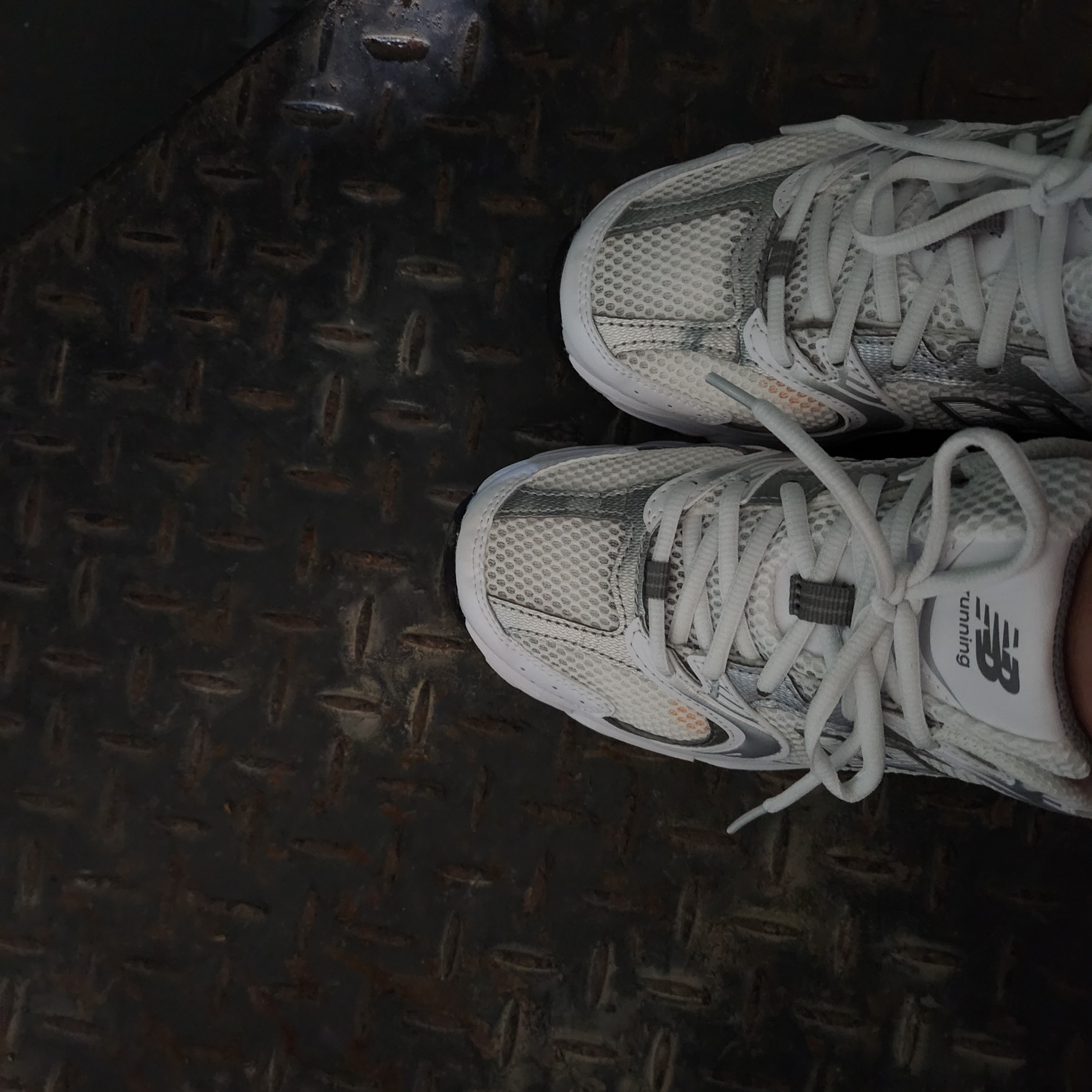 New Balance 530 White Silver 착용 스타일