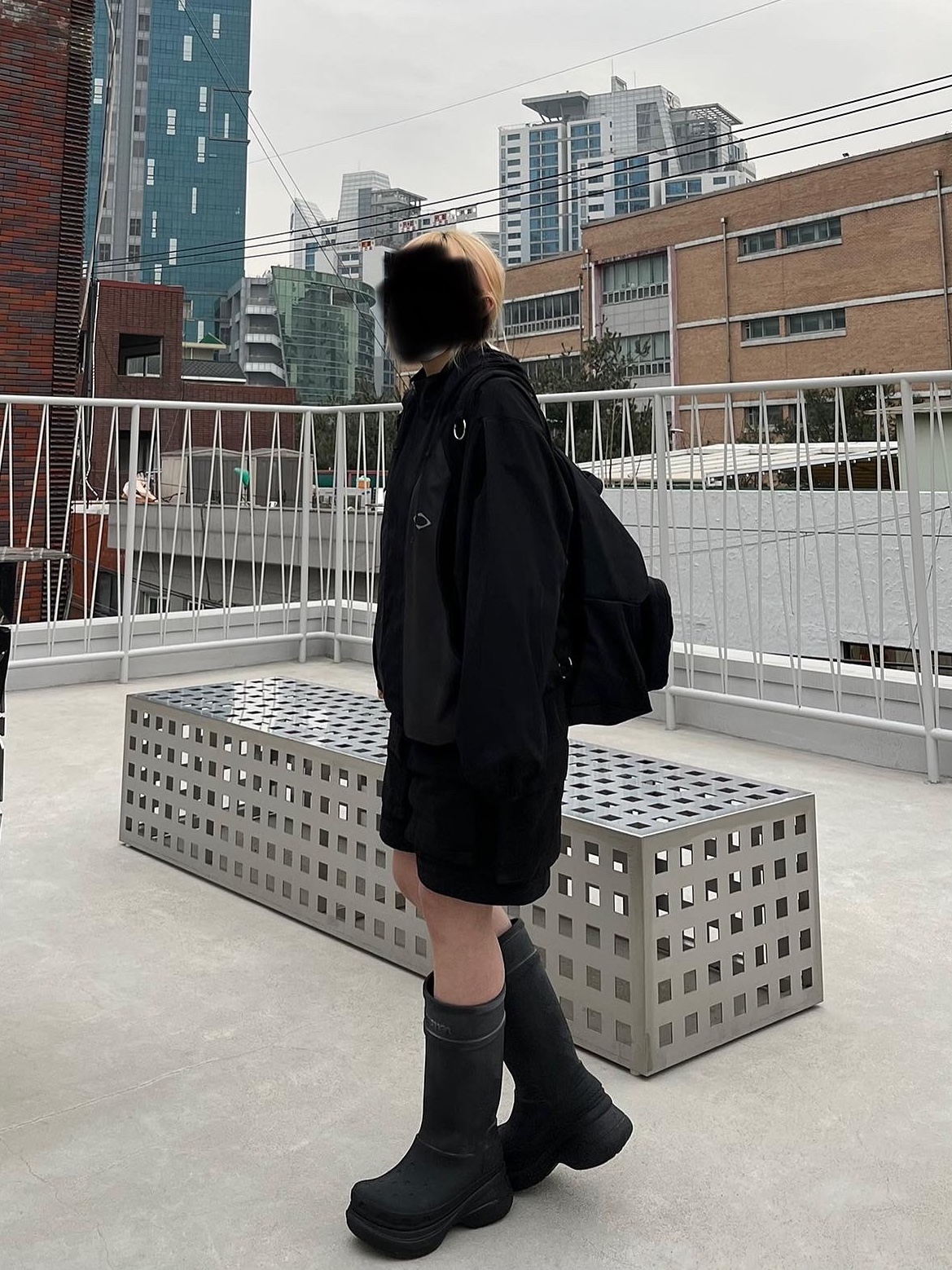 (W) 미스치프 SS 컬러블록 윈드브레이커 블랙, 발렌시아가 x 크록스 러버 부츠 블랙 착용 스타일 - 2