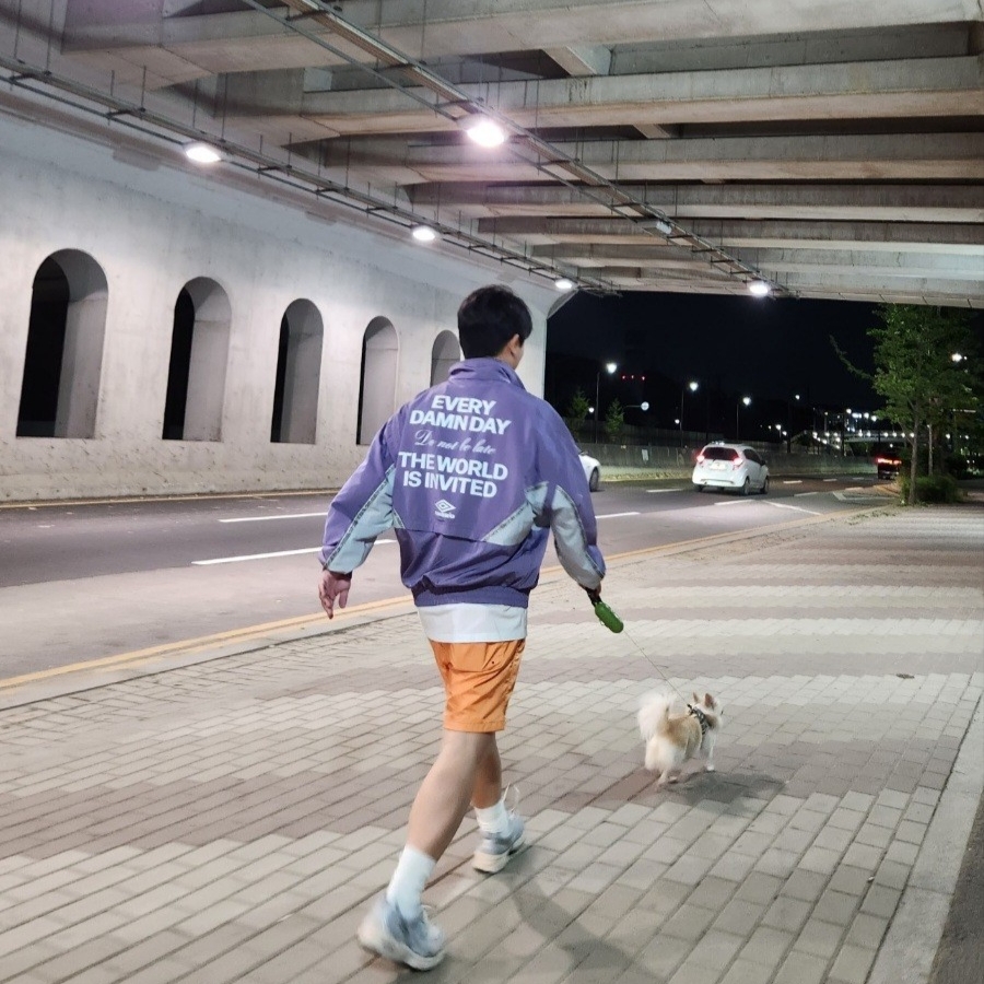 뉴발란스 530 빈티지 메탈릭 실버, 나이키 NSW 우븐 라인드 플로우 쇼츠 오렌지 - 아시아 착용 스타일 - 1