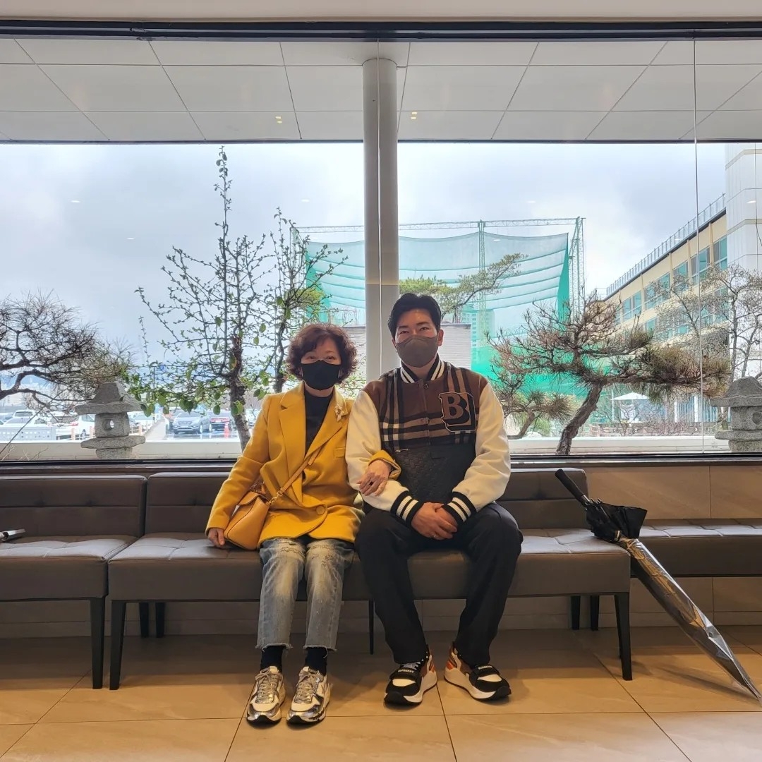 Burberry Felton Check Varsity Jacket Dark Dark Birch Brown 착용 스타일 - 1