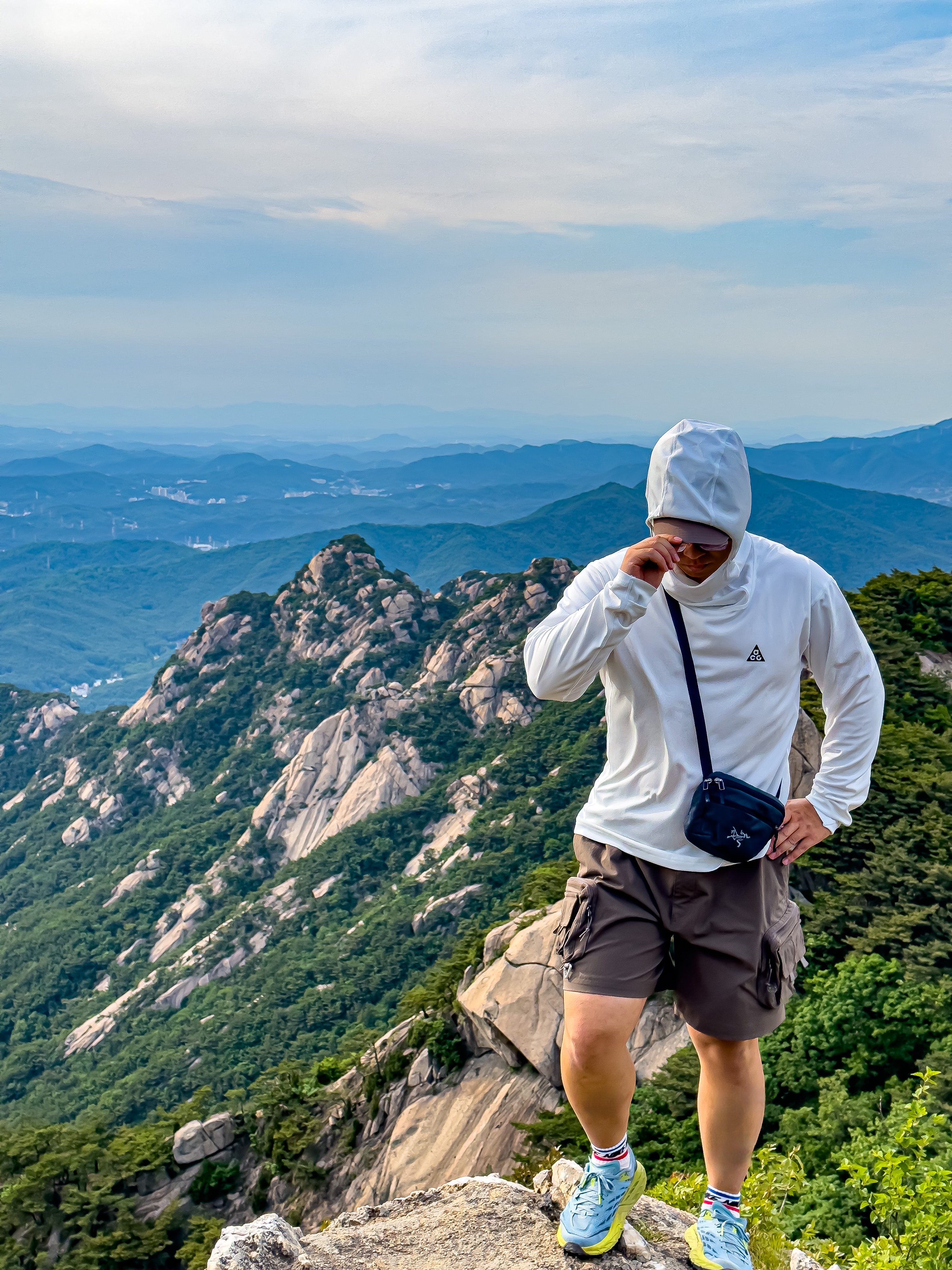Nike ACG Dri-Fit ADV Lava Tree UV Hoodie Summit White - Asia, Nike ACG Cargo Shorts Ironstone - Asia 착용 스타일
