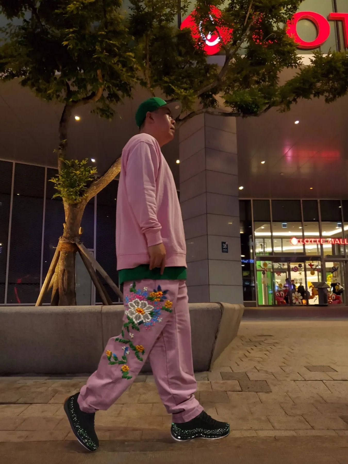 Essentials x New Era Sized Cap Kelly Green, Adidas x Sean Wotherspoon x Atmos Superturf Adventure Stone Power Red 착용 스타일 - 1