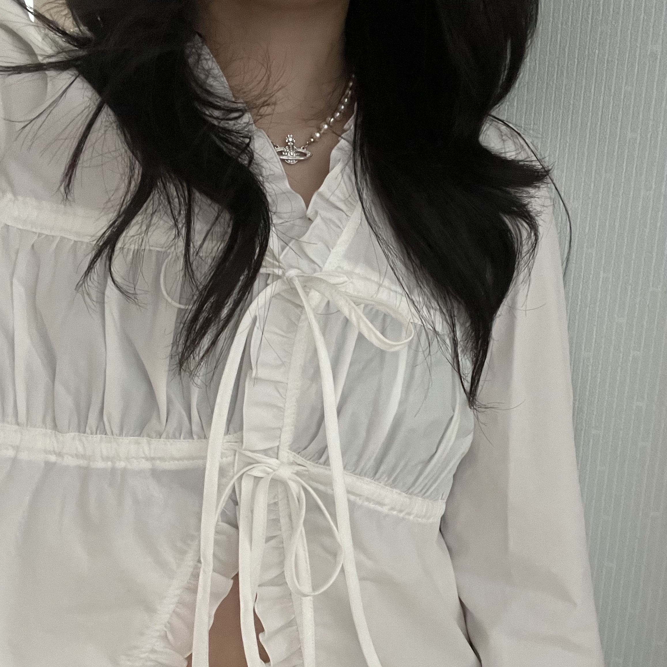 Vivienne Westwood Mini Bas Relief Choker Silver 착용 스타일