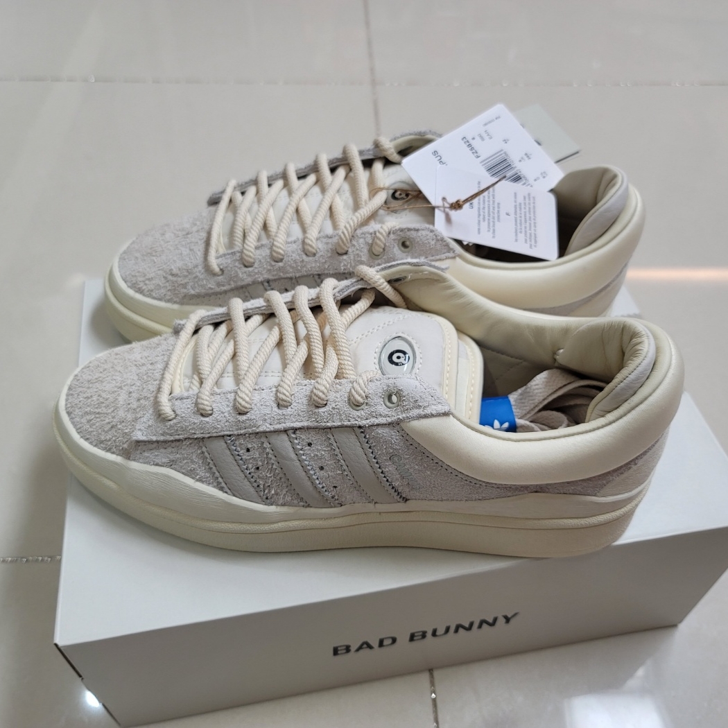 Adidas x Bad Bunny Campus Light Cloud White 착용 스타일 - 3