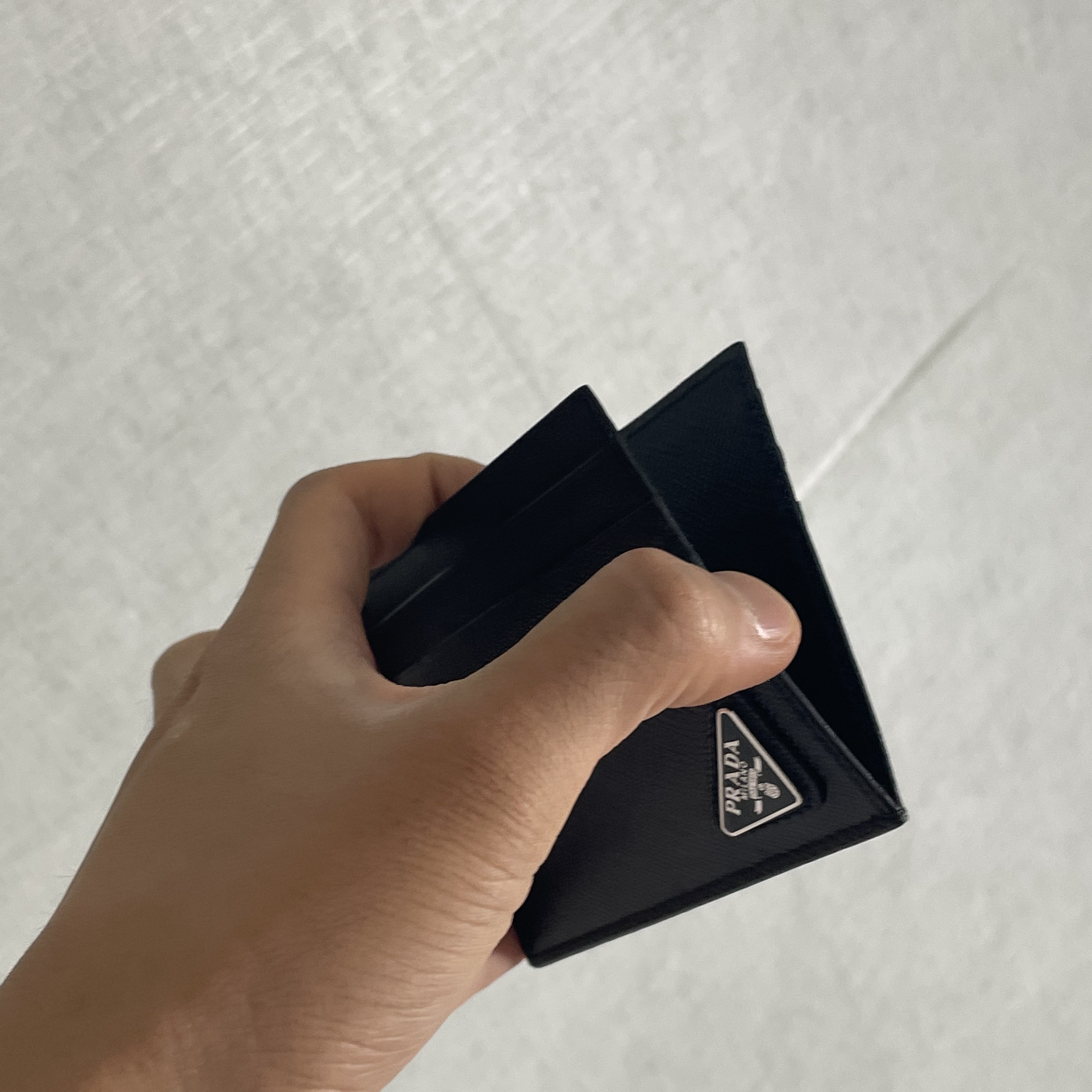 Prada Saffiano Leather Card Holder Black 착용 스타일 - 3