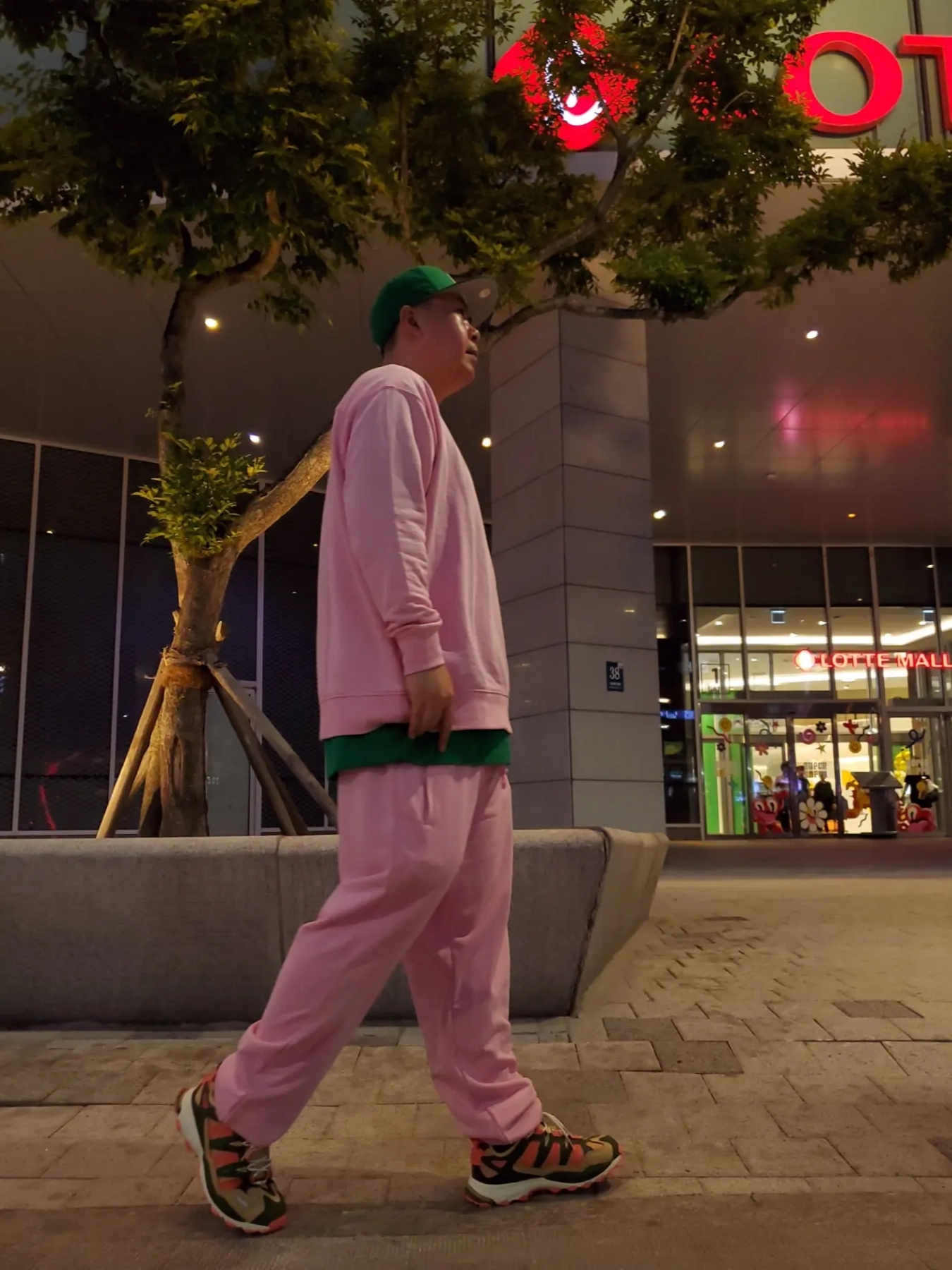 Essentials x New Era Sized Cap Kelly Green, Adidas x Sean Wotherspoon x Atmos Superturf Adventure Stone Power Red 착용 스타일 - 2