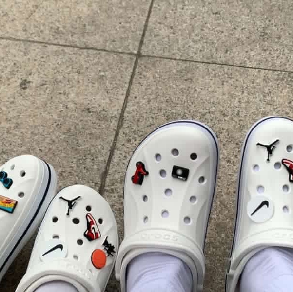 Crocs Bayaband Clog White Navy 착용 스타일 - 1
